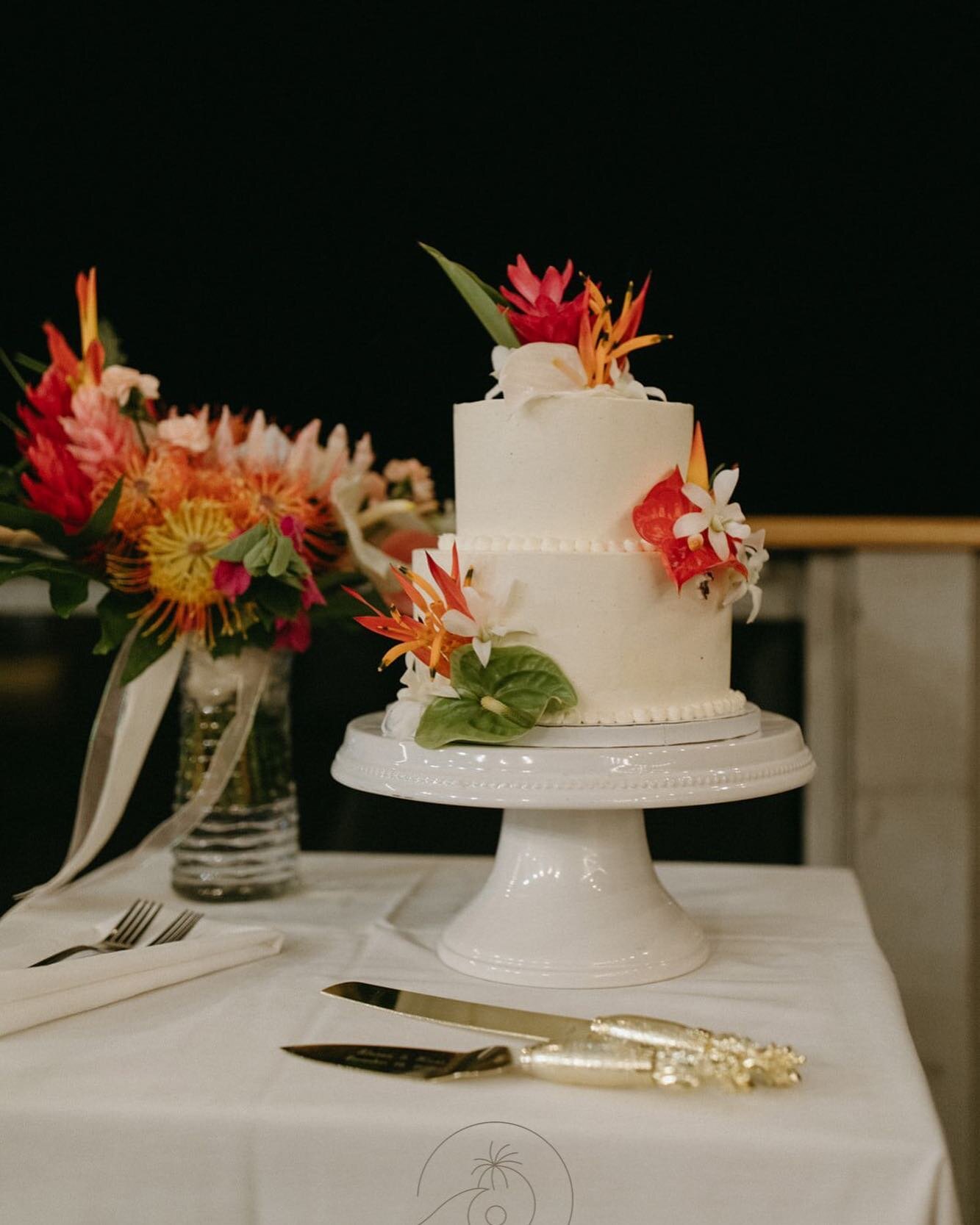 Who is in the mood for something sweet? 🤩

Cake flavor inspiration:

TOP TIER: Coconut Cake with Lilikoi Curd Filling, Vanilla Bean Buttercream 

BOTTOM TIER: Chocolate Mud Cake with Fresh Berry Filling, Vanilla Bean Buttercream 

Photo @zephyrandti