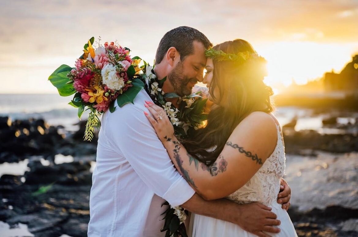 Tag the person you want to spend all of your sunsets with! 

Photo @annfergusonhawaii 
Flowers @graceflowershawaii 
Venue @papakonaevents