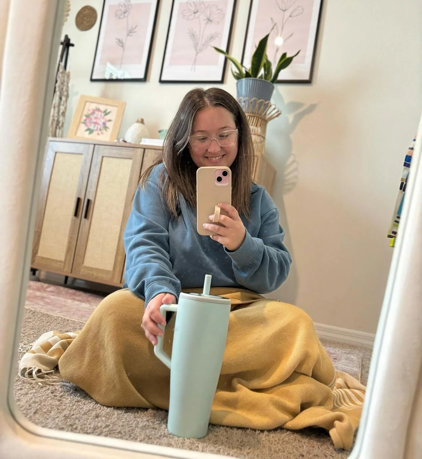 Still trying to get back into a rhythm this week after our big event for @shoprootedandfree but also find myself sitting in the floor scrolling IG for a brain breaks 🤣🤣 At least I&rsquo;m drinking water 🤷🏻&zwj;♀️🫠

How do you unwind but also get