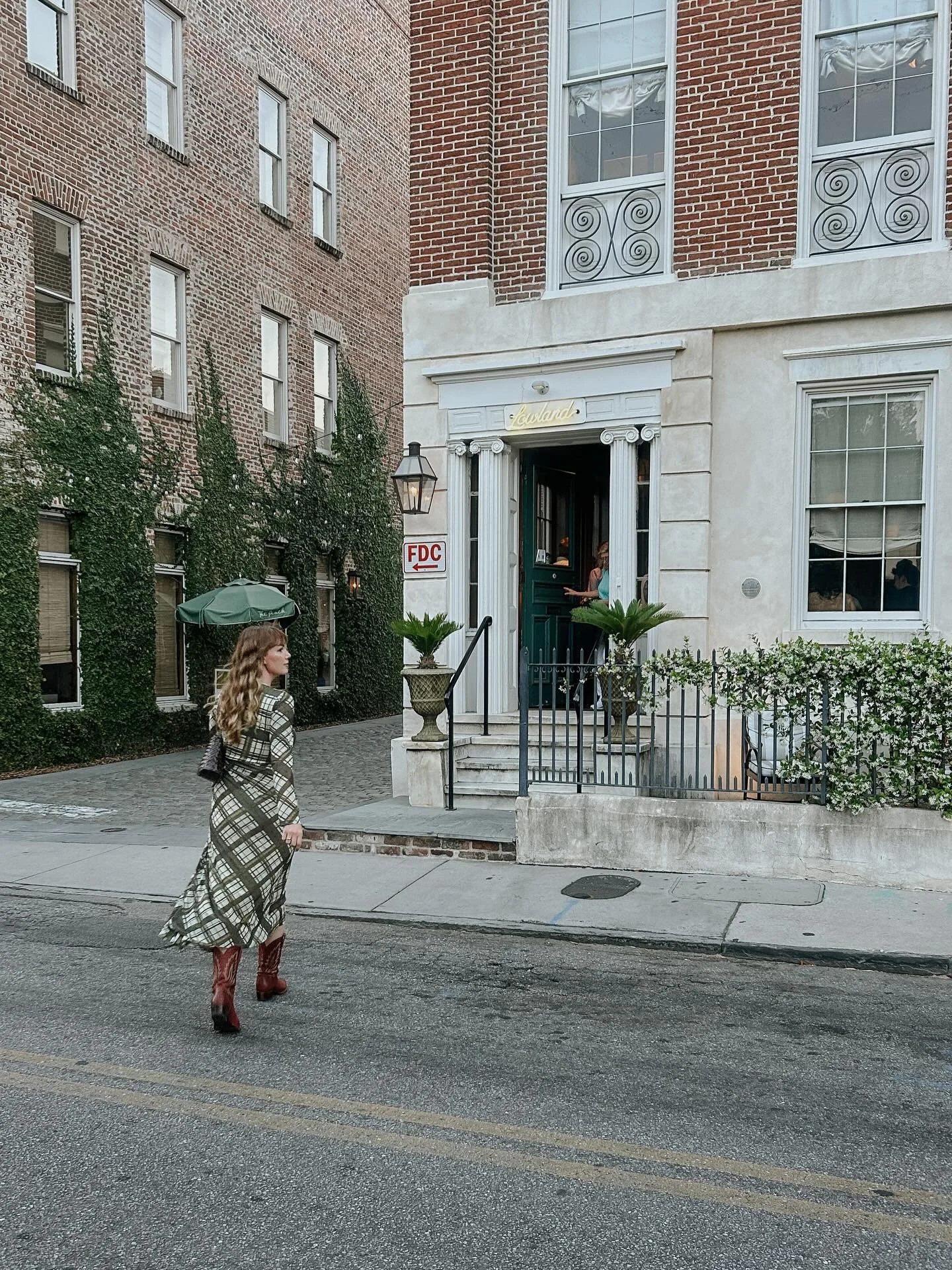 April delights 🌱Been busy collecting my thoughts and inspiration around my up coming collection ☺️ swipe to see some of my favorites from my camera roll recently! 🎞️ 

I&rsquo;ve been captivated by what the light does to darkness, the shapes that s