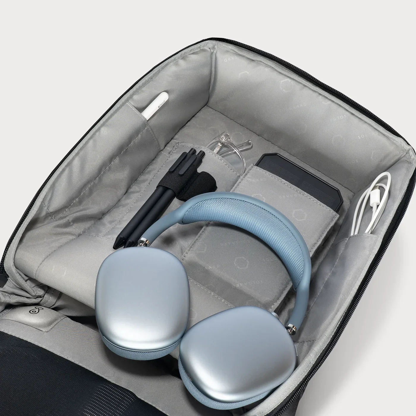 Gallery-Artemis-Inside-Accessories.webp