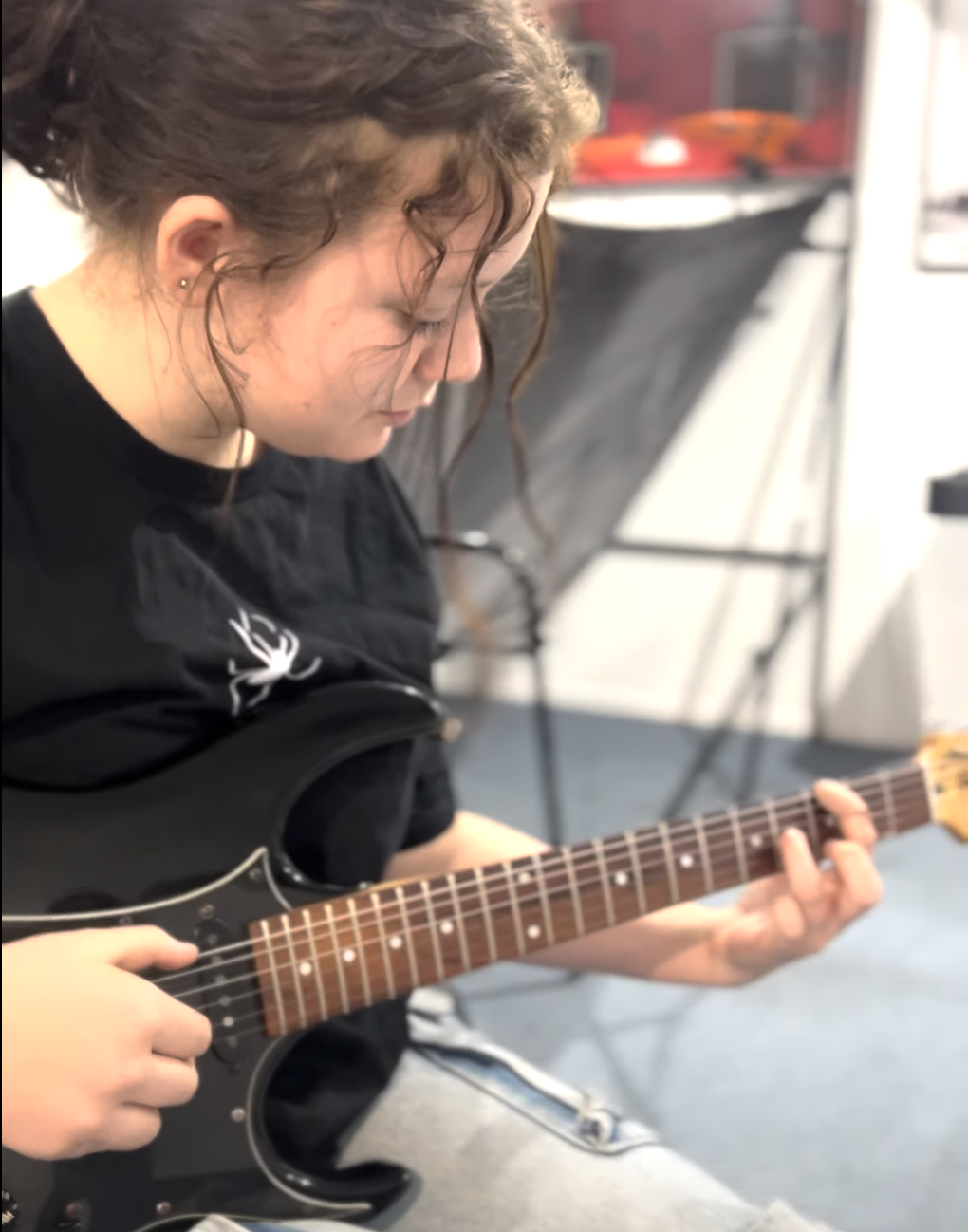 "Alex is such a knowledgeable and awesome teacher. After starting lessons earlier this year, my 15 year old happily attends every week and walks out smiling every time. Would super recommend!" - Sarah