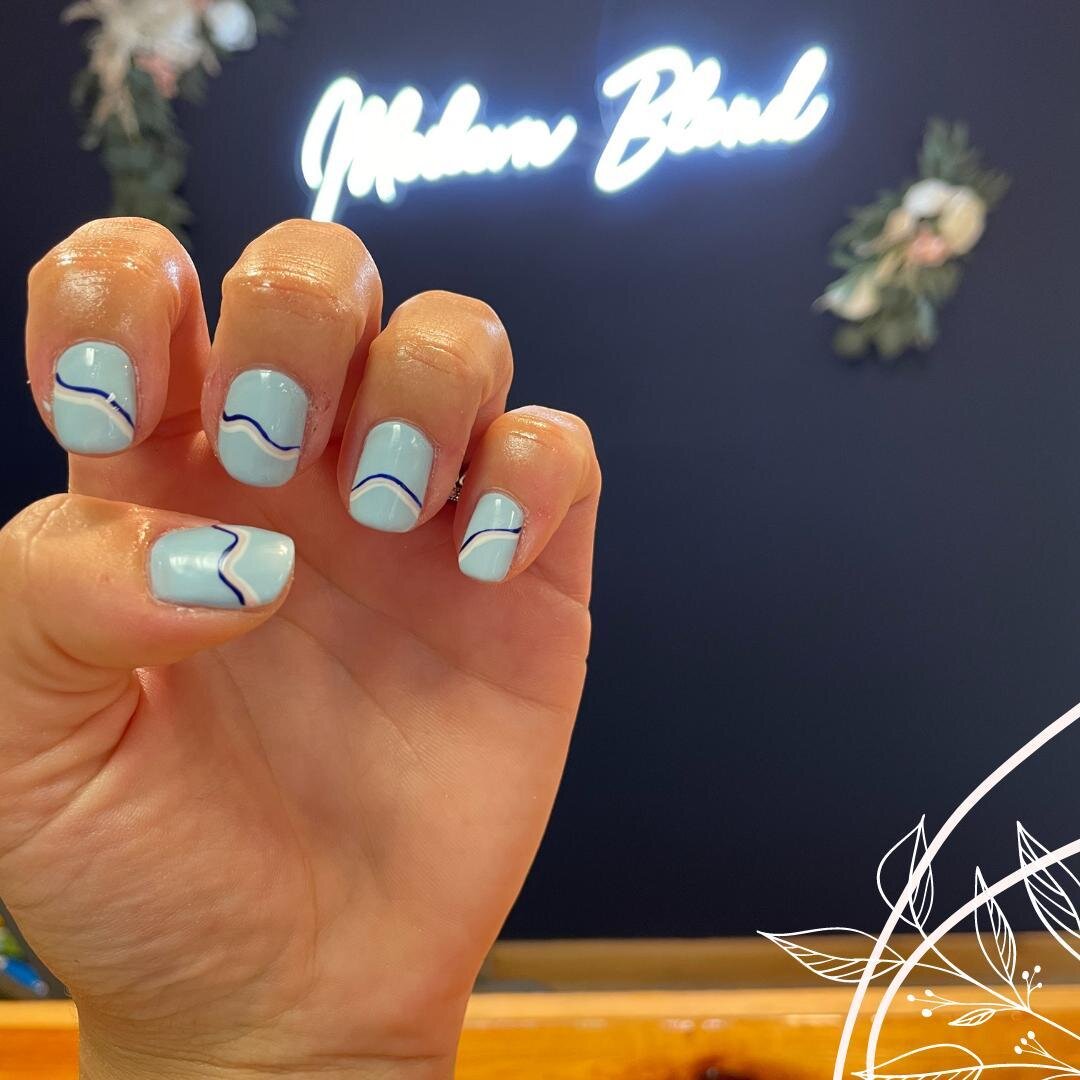 Are lake nails a thing? 🌊 We love this nail art for summer vacays ☀️ @hair_by_hannah.ploof always kills it!⁠
.⁠
.⁠
.⁠
.⁠
.⁠
#modernblendstudio #hairpainting #modernsalon #colormelt #hairdresser #ombre #blondebalayage #americansalon #michigansalon #d