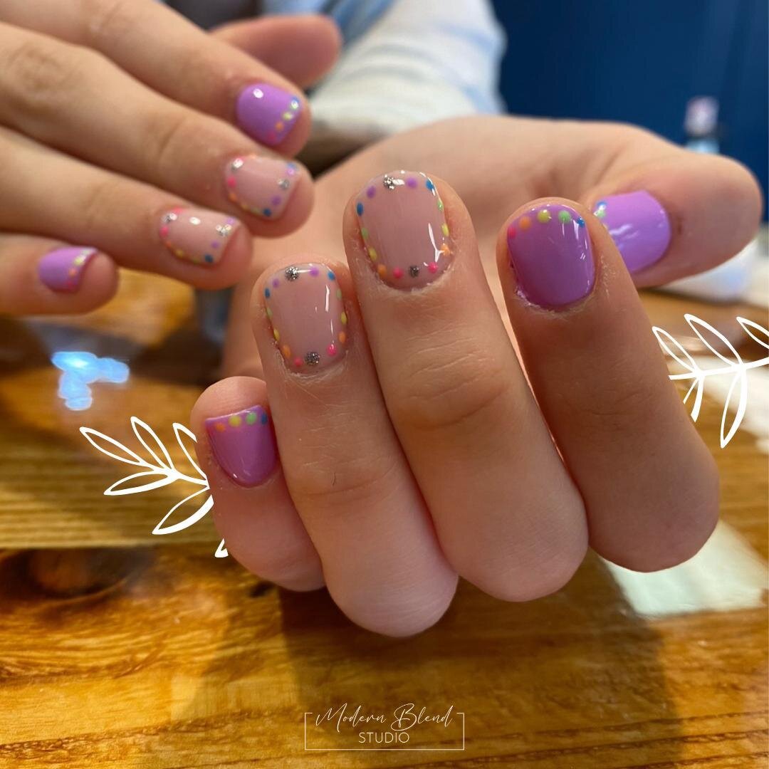 These nails are just TOO CUTE 💘🌸 What are some of your favorite nail trends right now? 💅⁠
.⁠
.⁠
.⁠
.⁠
.⁠
#modernblendstudio #hairpainting #modernsalon #colormelt #hairdresser #ombre #blondebalayage #americansalon #michigansalon #davisonmichigan #h