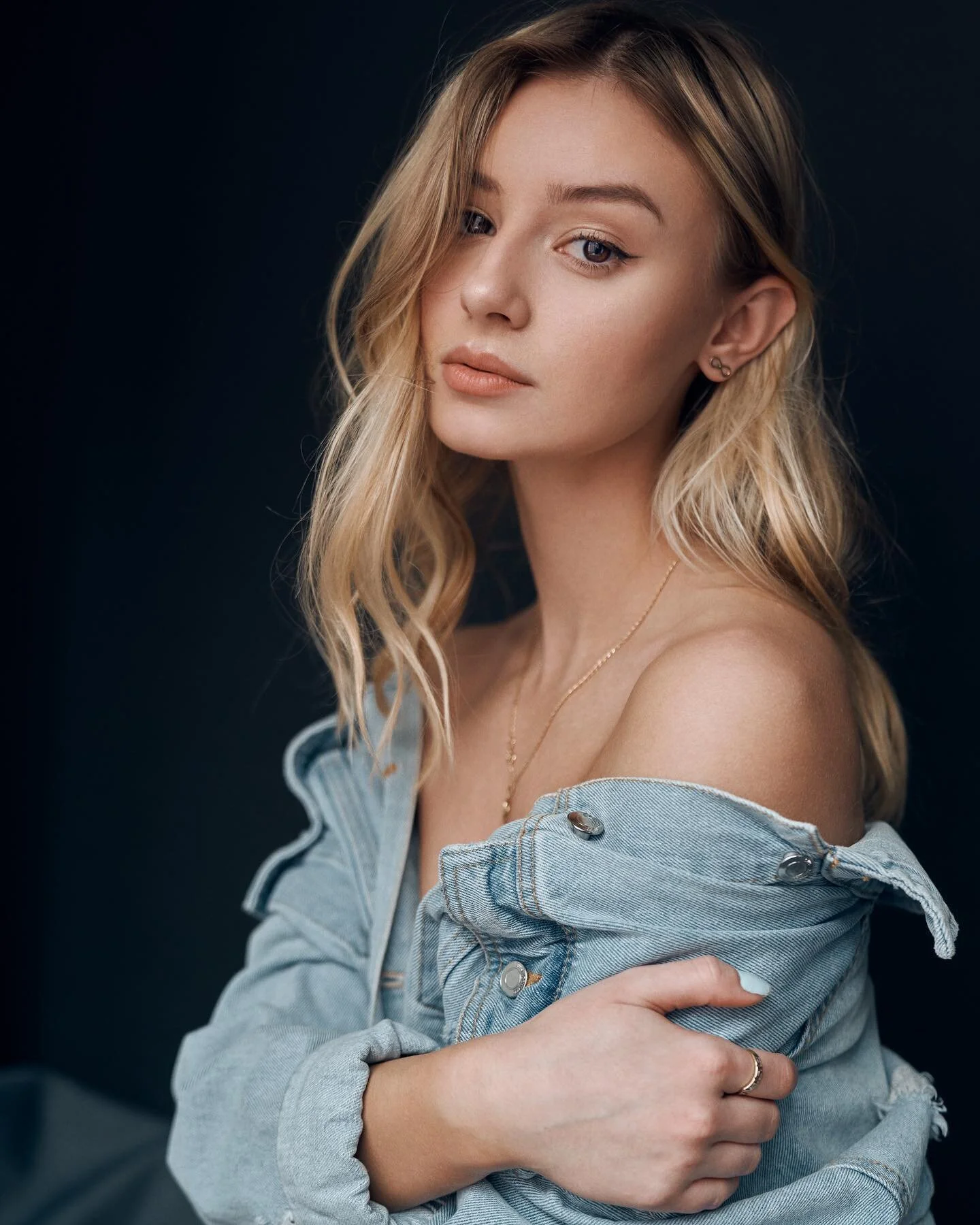 I am relaxed x @xox_diana 

#sonyalpha #montrealphotographer #mtlphotography #montrealphoto #montrealfashion #portrait_mood #portrait_vision #portrait_mf