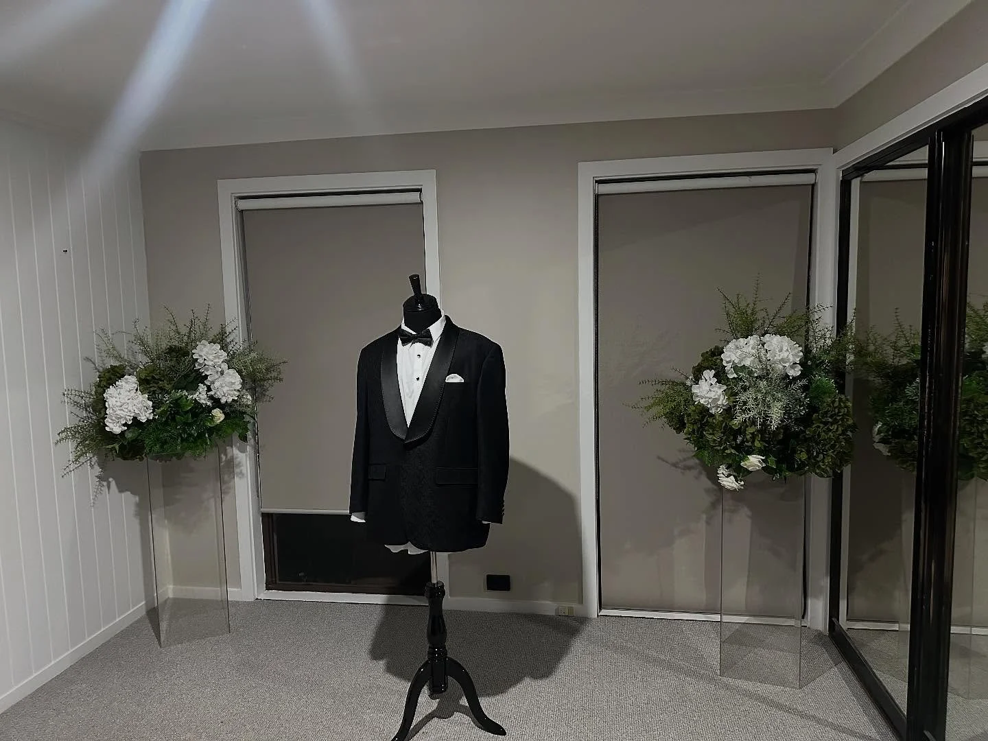 Groom house set up 
Curtain , plinth , silk and mannequin&hellip;all ready 

#simplydifferentflorist #groomsetup #weddingdecor #weddingflowersdecor