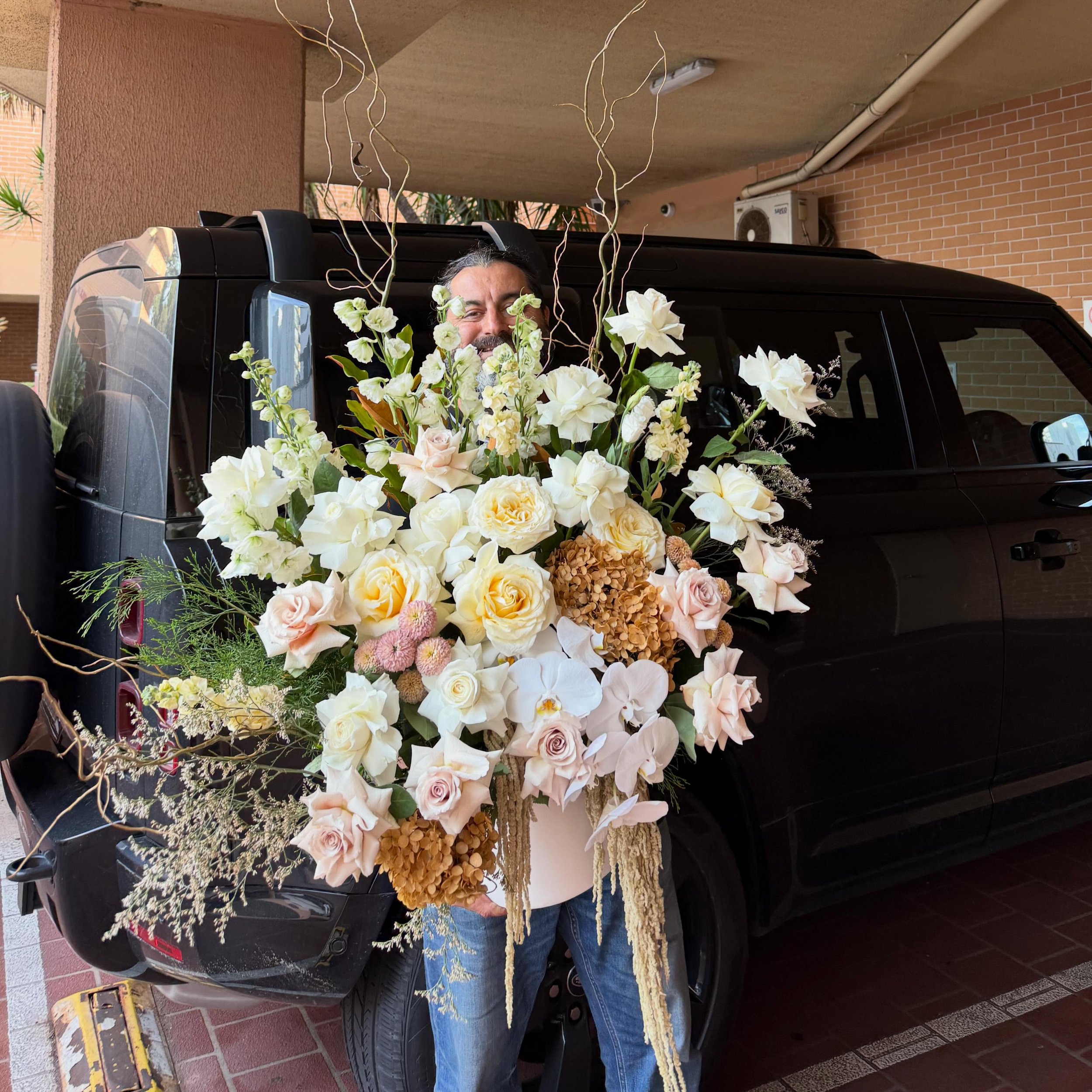 Soft neutrals, timeless elegance, and effortless beauty. A luxurious arrangement designed to bring warmth, sophistication, and a sense of calm to any space. 🤍✨