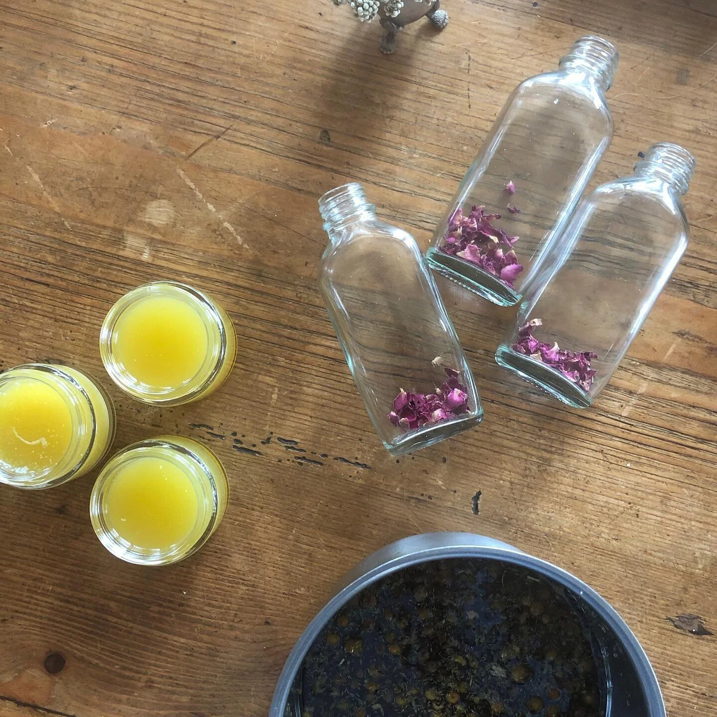 allllll the nourishing oils and rich balms this winter 🌙
⁣
love your body up and get yourself some natural oils (I&rsquo;m a big fan of raw cold-pressed sesame oil), take a warm shower or bath and then massage your body head to toe &mdash; slowly, i