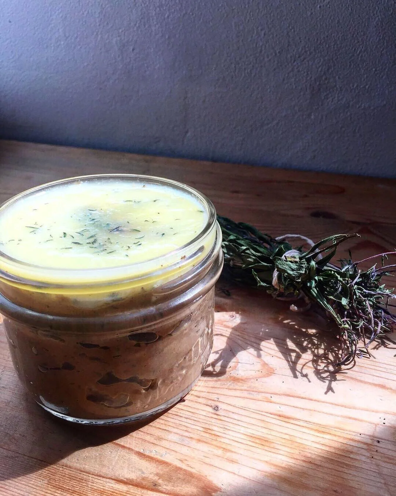organ meats postpartum &mdash; 
⁣
provides a very supportive dose of fat soluble vitamins (A, D &amp; E), iron, b vitamins &amp; protein &mdash; so important for a new mama&rsquo;s replenishment of key macro + micro nutrients! 
⁣
always buy the HIGHE