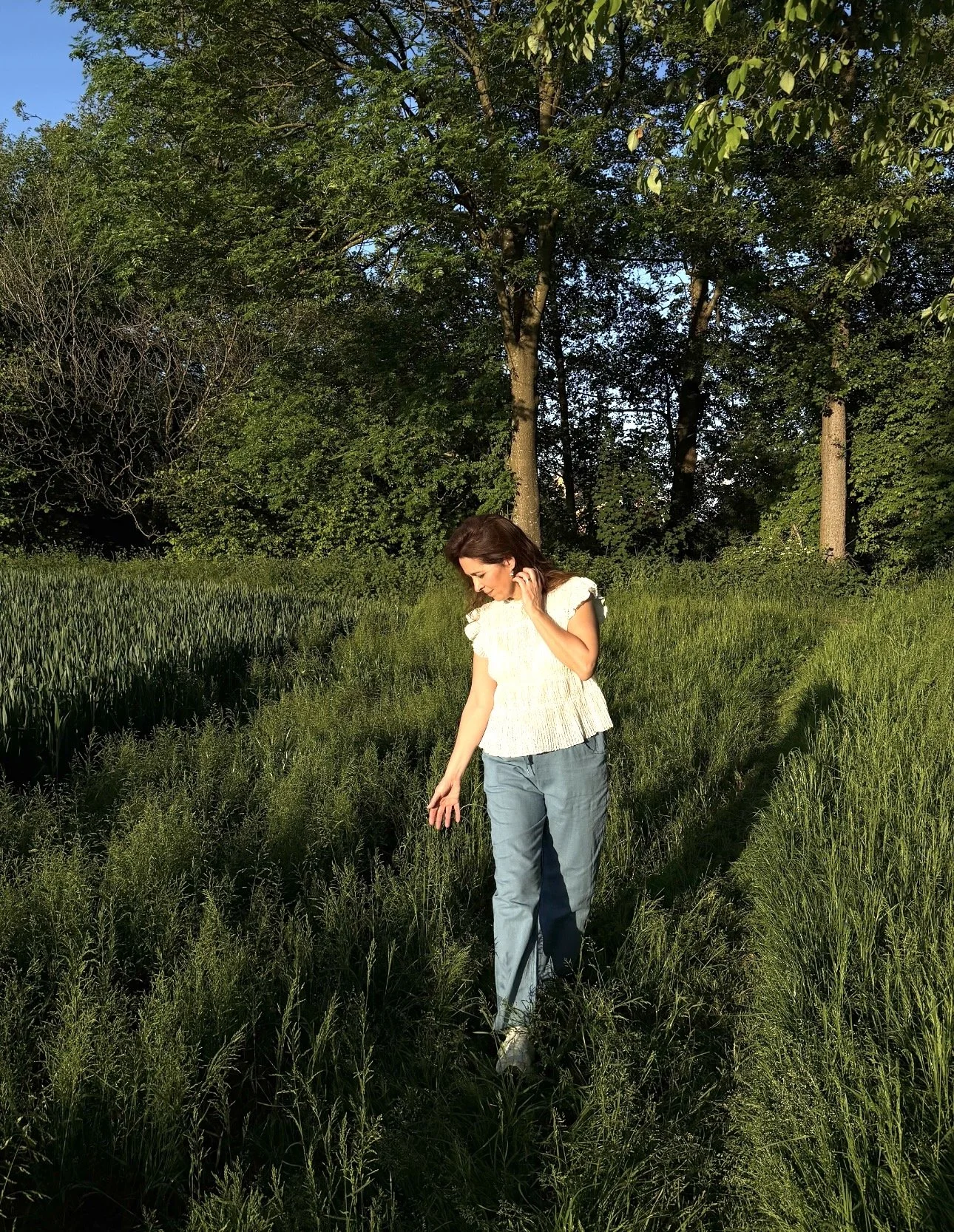 frau-lacht-wildwiese-abendlicht-elsass-schweiz.jpg