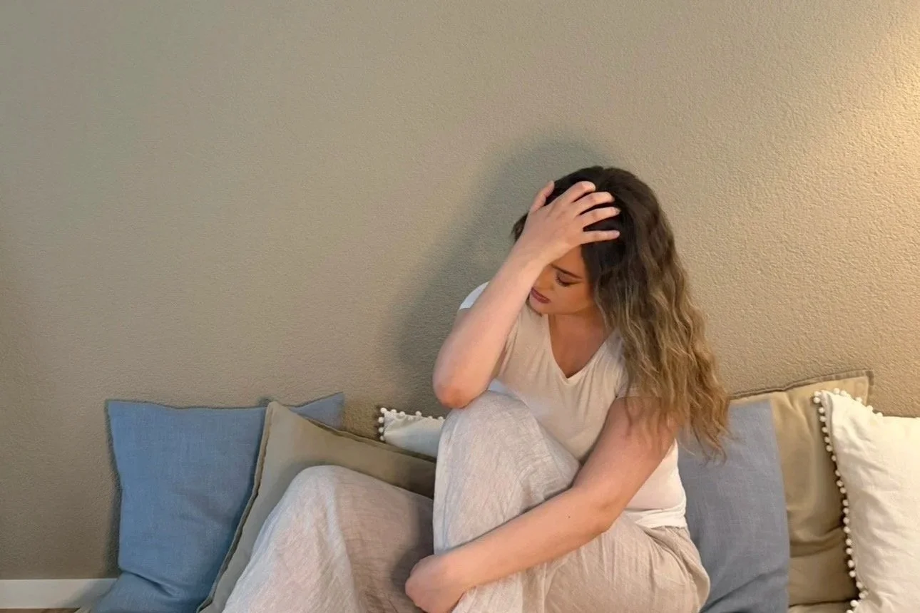 frau-erschoepft-sofa-kopfschmerzen-behandlung-basel