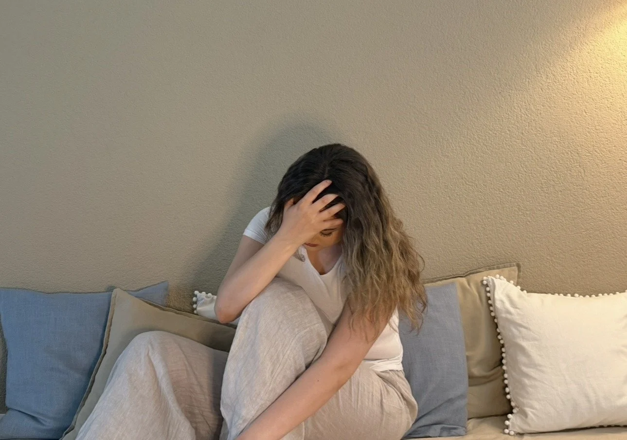 frau-kopfschmerzen-sofa-naturheilkunde-behandlung-schweiz