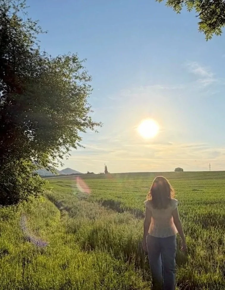 frau-spaziert-getreidefeld-sonnenuntergang-basel-region