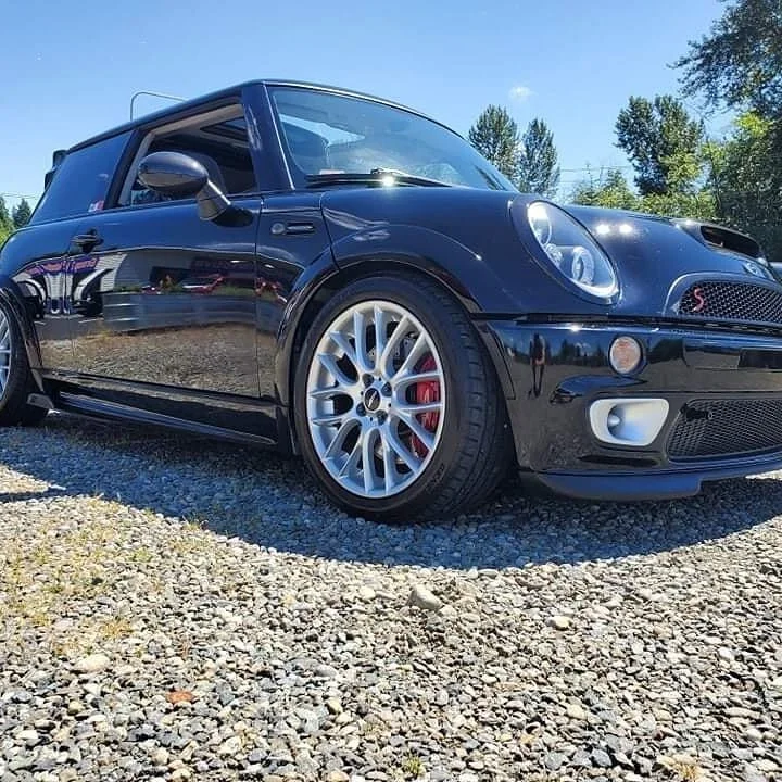 Check out this spectacular JCW owned by @rev.solution 
This thing is modified to the teeth! 
It consists of a forged and balanced short block, with RMW Big valve head, TVS900 supercharger, Newman P3/4 camshaft, RMW shorty headers, JCW airbox, GP fron