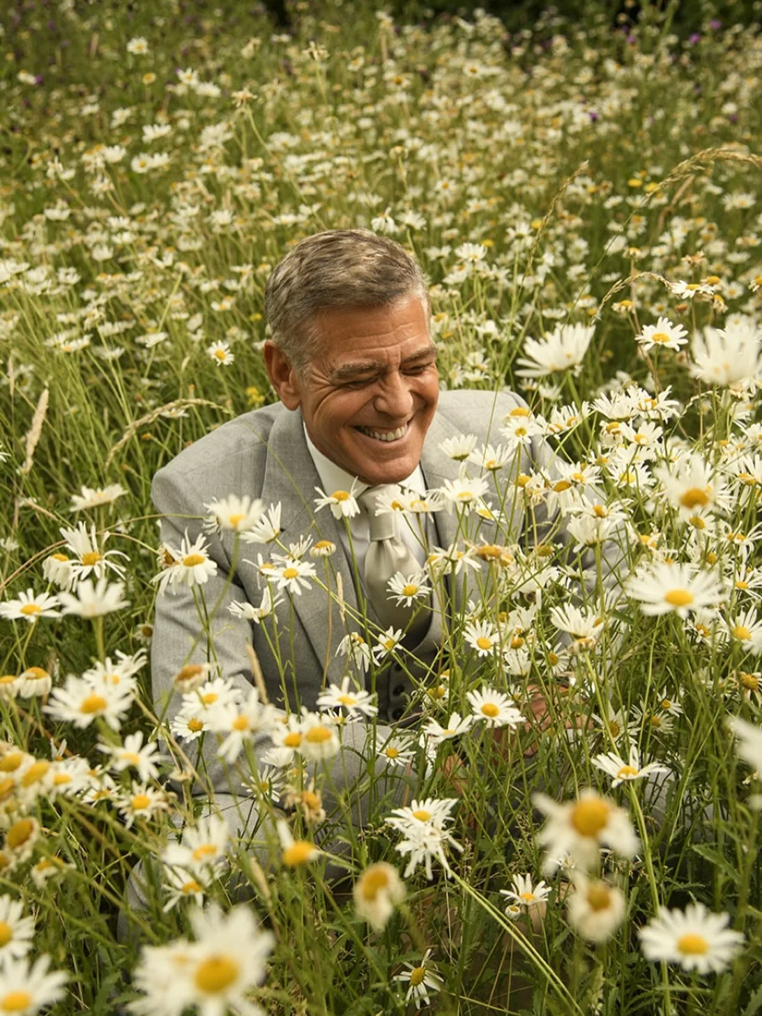 The one and only #georgeclooney in @huntsmansavilerow in the latest issue of @esquire 

Photographs by Christopher Anderson @christopherandersonphoto 

Styling by Anastasia Barbieri @anastasia.barbieri