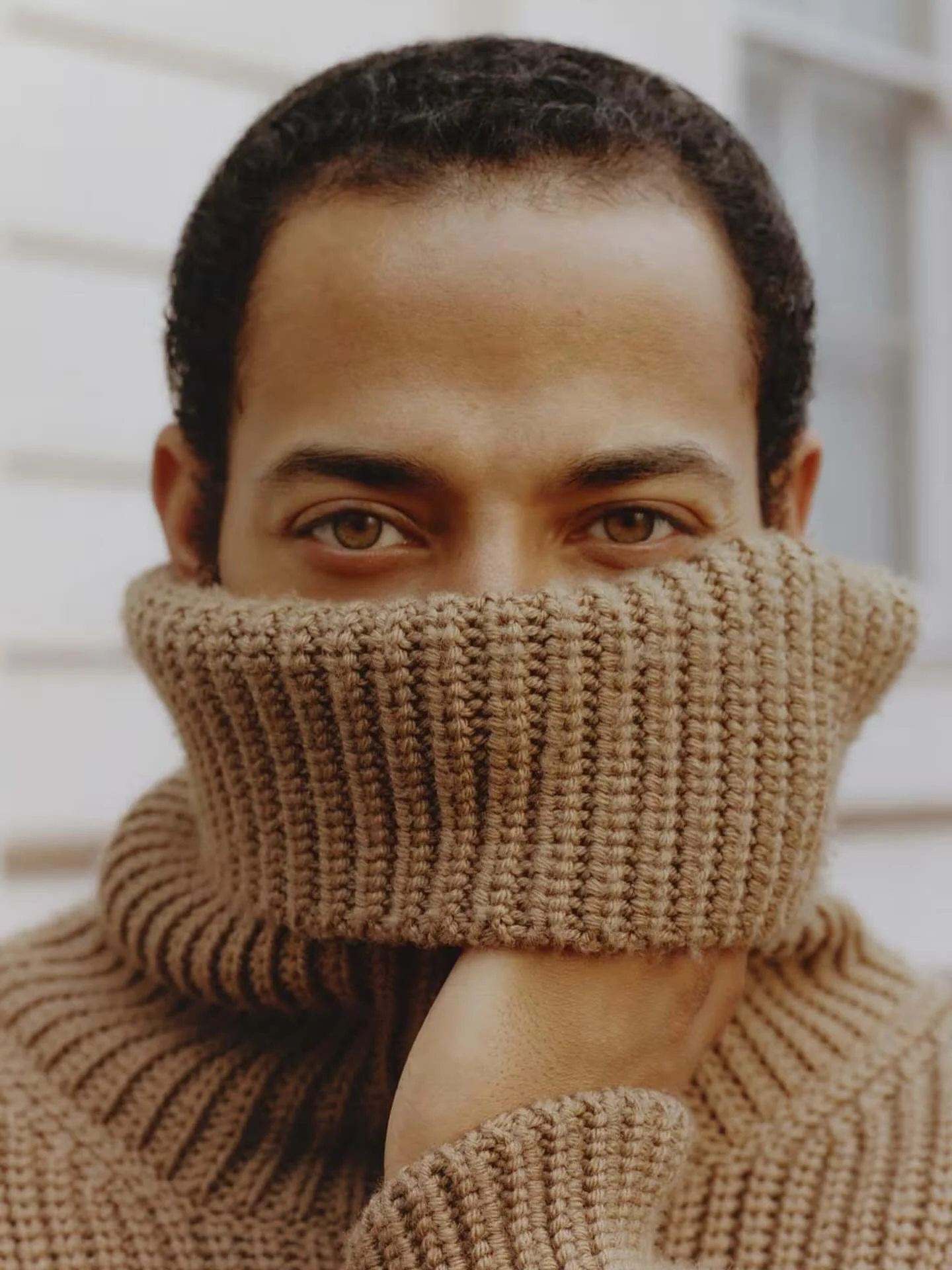 Peekaboo #knivesout star #darylmccormack winter ready in new season knitwear including the new Holiday Isle from @sunspelclothing as well as shoes from @crockettandjones_official and a @piaget Polo in rose gold styled by @aylinbayhan__ shot by @zacha