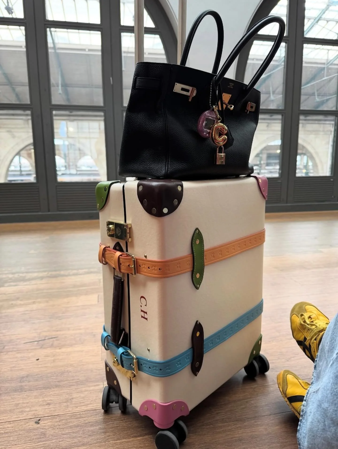Best sneakers, best bag, best luggage scenario by @charlihoward