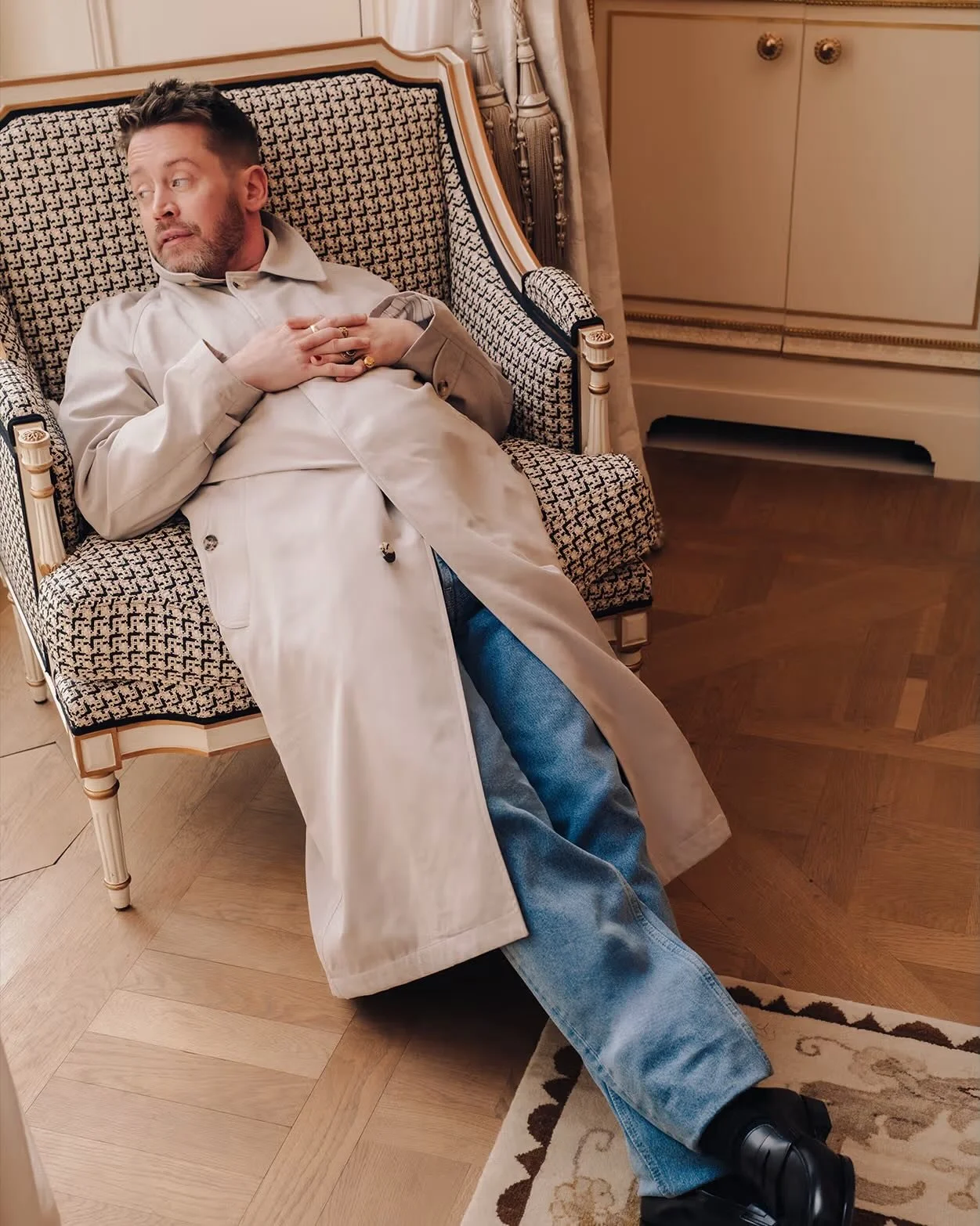 Only @culkamania in @crockettandjones_official in the new @thegentsjournal styles by @instagazman shot by @nwuh #homealone #macaulay #crockettandjones