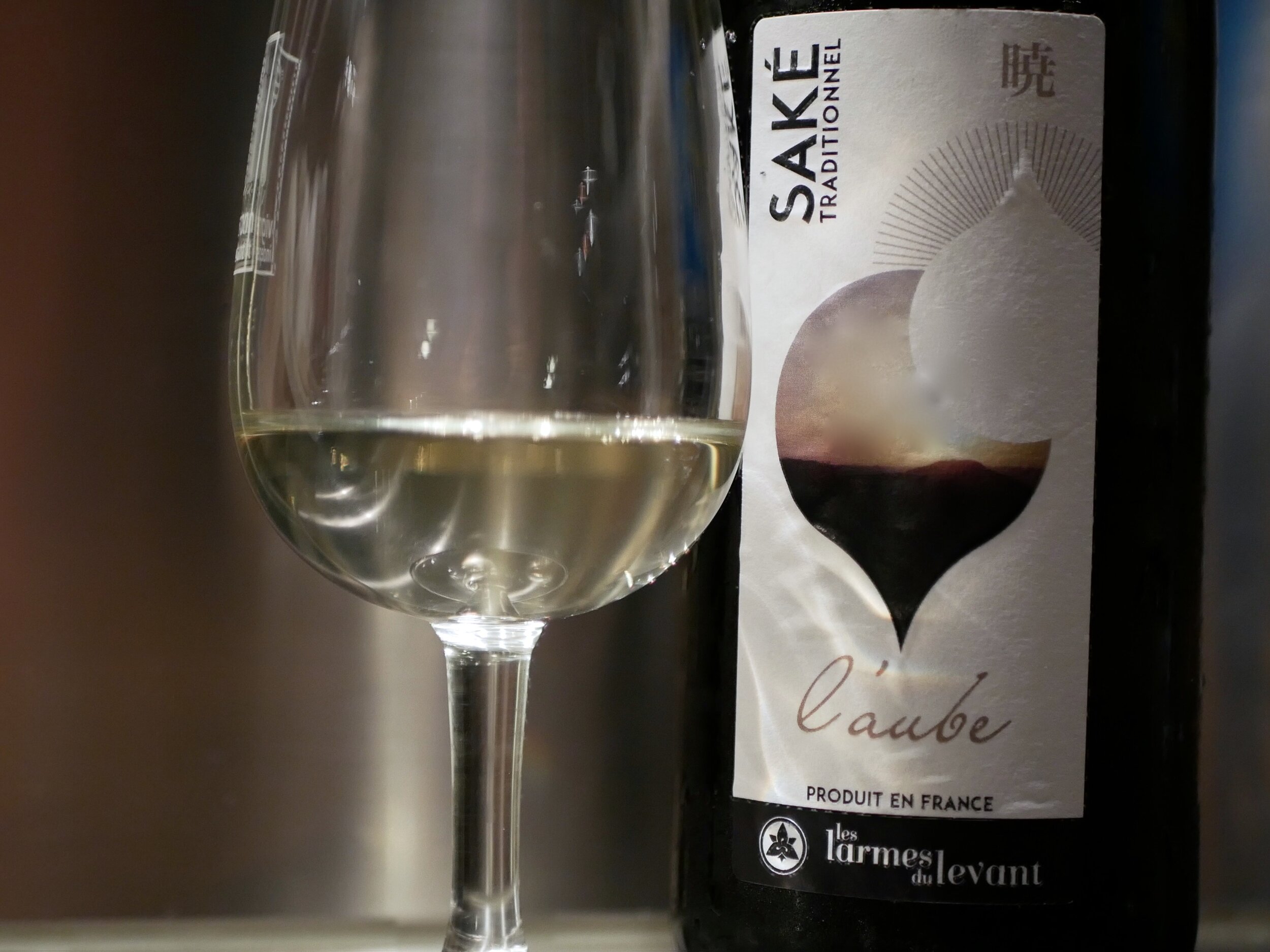 LES LARMES DU LEVANT - Grégoire Boeuf - LE SAKÉ MADE IN FRANCE
Les Larmes du Levant est la première Sakagura Française entièrement dédiée à la production du Saké Junmai : des sakés contenant uniquement du riz, de l’eau et des levures, rien d’aut