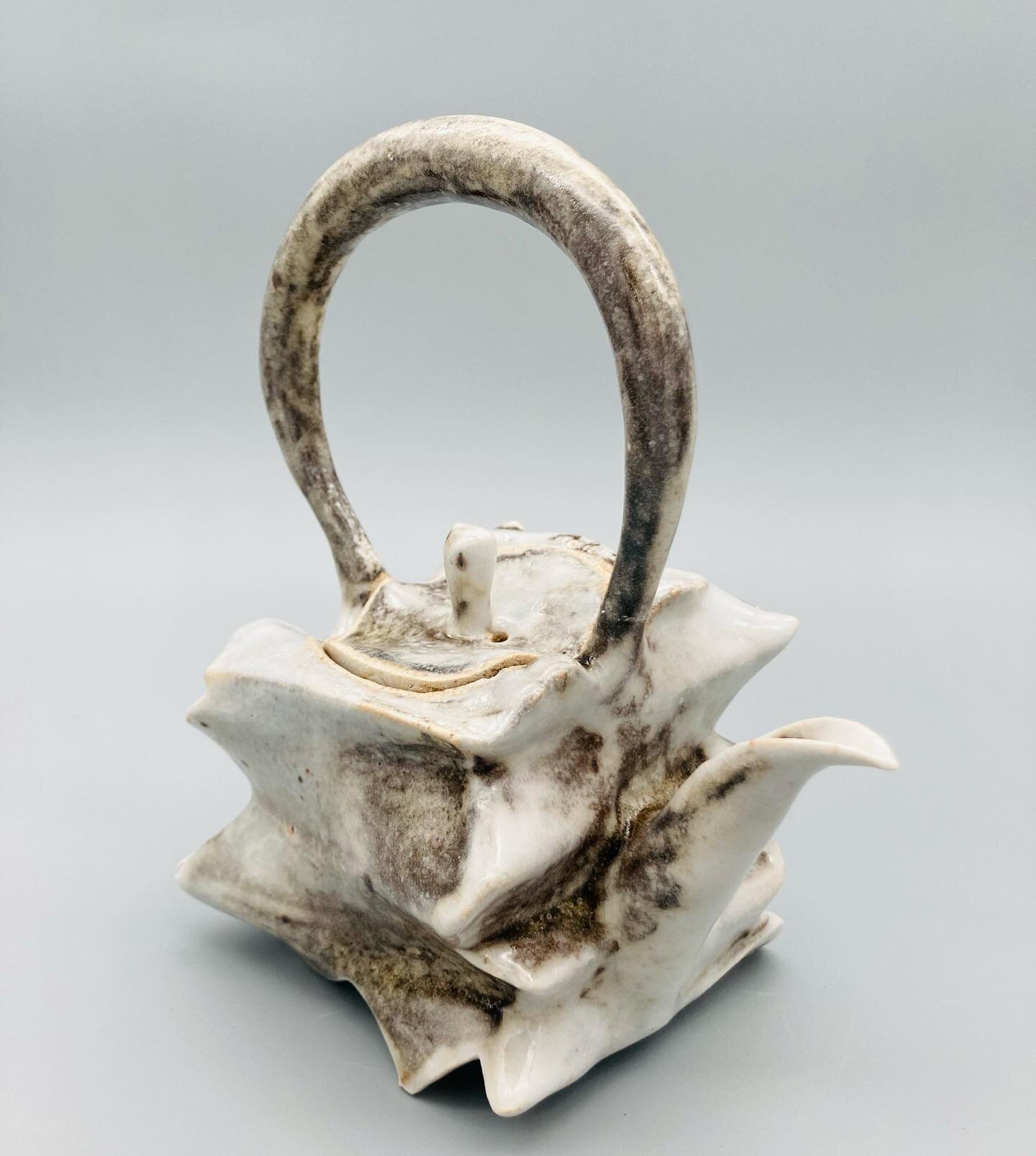 Faceted tea pot with shino glaze. #yehyehpottery #ceramics #teapot #reductionfiring #shino @fotanikiln #hongkong