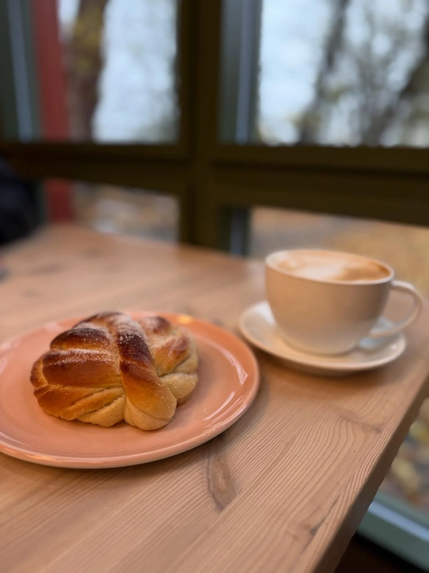 Du har kanskje merket at dagene har blitt kjøligere?
Hva med å besøke en av byens hyggelige spisesteder til en lunsj, middag eller god kopp kaffe☕️
Mulighetene er mange og du er velkommen⭐️
#mossavis #mossisentrum #byliv #lunsj