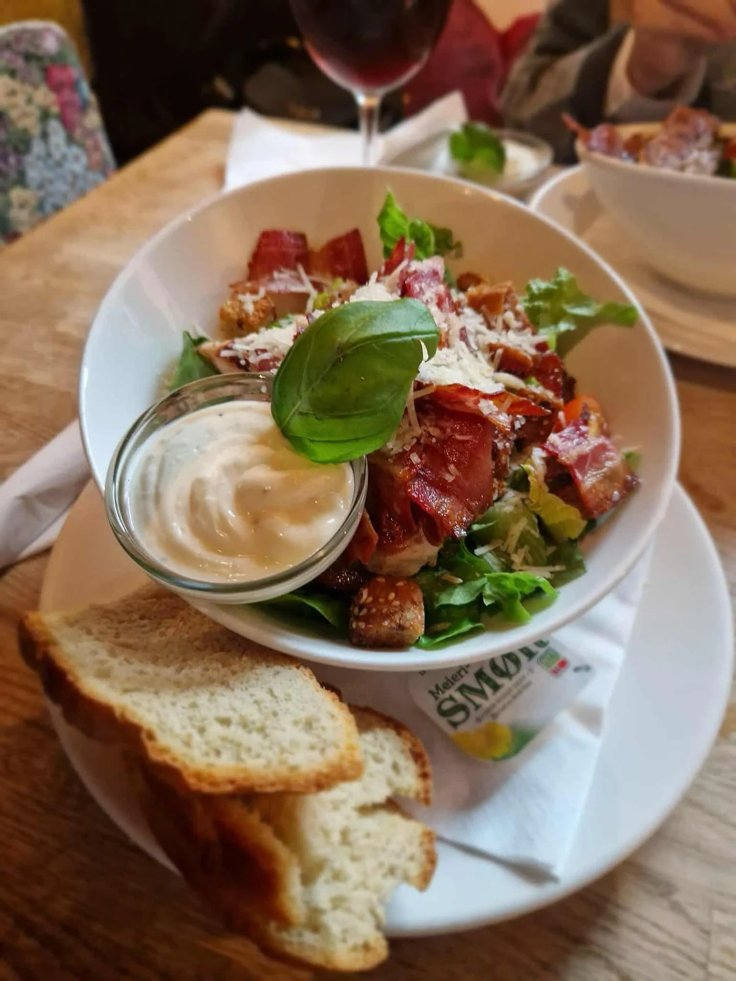 Enten du er ute etter en rolig frokost, en rask lunsj, en deilig middag eller bare en liten snack p&aring; farten &ndash; 
M💛SS har noe for enhver smak! &Aring; spise ute er ikke bare godt for magen, det er ogs&aring; godt for byen v&aring;r. N&arin