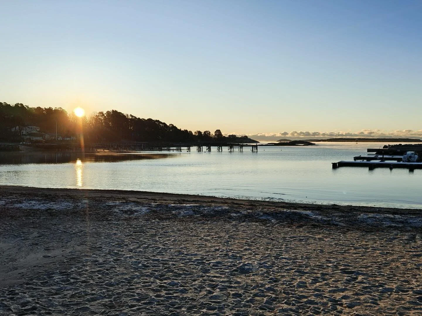 Hva med en tur til Larkollen i dag? 
Enten du tar en g&aring;tur langs vannet, en lunsj p&aring; Losen eller vil teste bowlingbanene eller spaavdelingen til St&oslash;tvig Hotel, vet vi at Larkollen har mange muligheter for store og sm&aring; ogs&ari