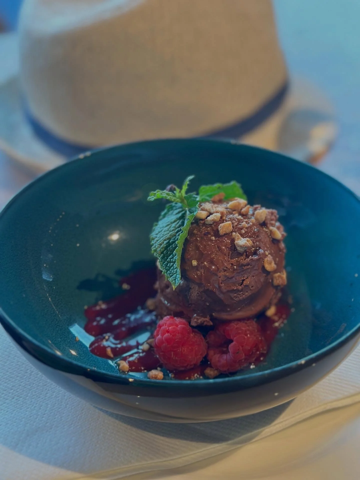 Hva med &aring; invitere med noen venner eller familie &aring; ta middagen p&aring; @taparestaurant denne uken?🍔

____
#mossisentrum #visit&oslash;stold #&oslash;stfold #inspirasjon #tips #mossby #natur