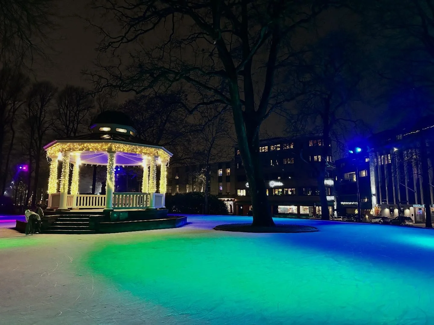 P&aring; denne flotte sk&oslash;ytebanen er &aring;pen for alle og den spiller herlig julemusikk midt i sentrum ⛸️

___
#mossisentrum @visit&oslash;stfold #visit&oslash;stfold #&oslash;stfold #winter #winterwonderland #utno #mittnorge #norge #norway