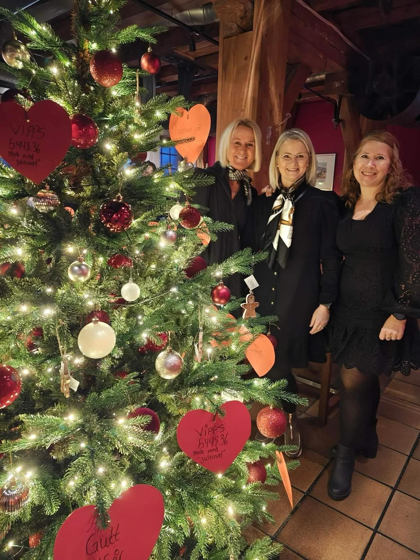 ✨ God jul fra oss i Moss I Sentrum! 🎄
Tusen takk for at dere heier, handler lokalt og sprer glede &ndash; dere er ekte Mosseambassad&oslash;rer! 🙌 
Og tusen takk for fellesskapet, varmen og alle dere som gj&oslash;r byen v&aring;r levende og hyggel