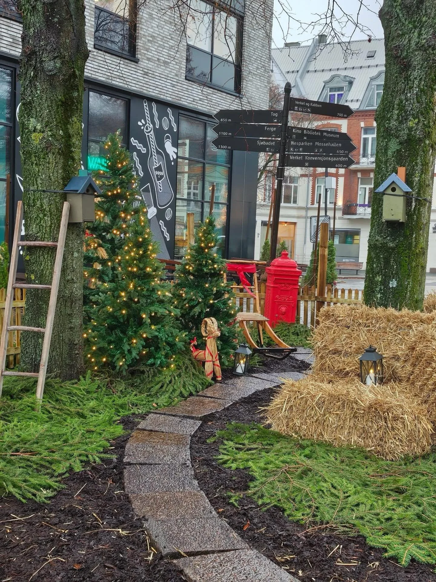 Vi &oslash;nsker alle en fortsatt riktig god jul! 
Nyt dagen med familie, venner og god mat. N&aring;r du er klar for en liten luftetur, husk at sentrum venter med lys, stemning og hyggelige steder &aring; utforske!

____
#jul #godjul #mossisentrum #