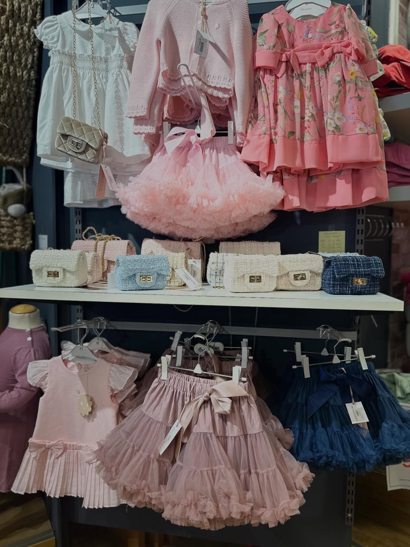 Ta en tur innom en av v&aring;re lokale butikker i sentrum, kanskje du har f&aring;tt et Mossekort til jul som du &oslash;nsker &aring; bruke?😊
Handle lokalt og du bidrar til lokale arbeidsplasser 🙏

___
#arbeidsplass #handlelokalt #lokal #shopping