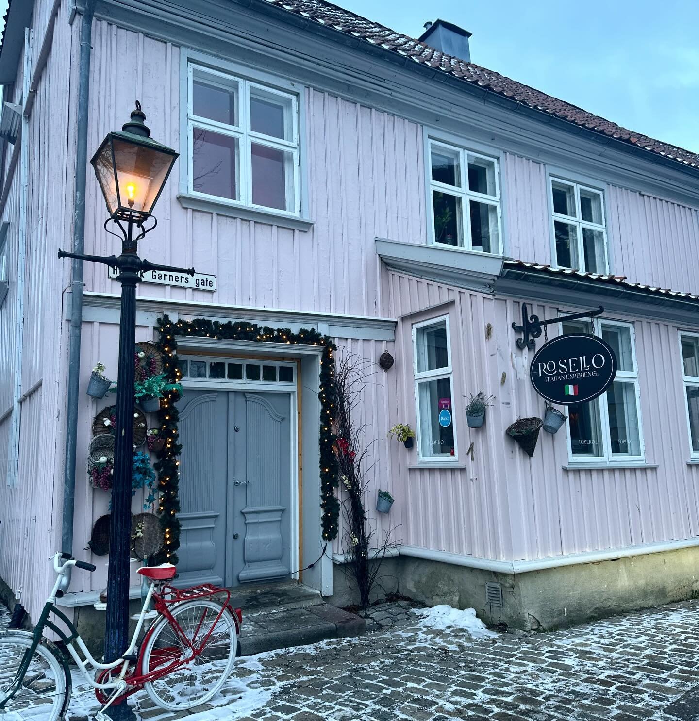 Nyt l&oslash;rdagen i Moss - her er noe av det som skjer 🙏

🌟 Show p&aring; @mosskulturhus med &Aring;ge sten Nilsen
📖 Fortellerstund p&aring; rygge bibliotek
🎶 Konsert p&aring; @caferoedjeloy 
🍷 Vinkurs p&aring; @refsnesgods 
🎼 Mossemussikante