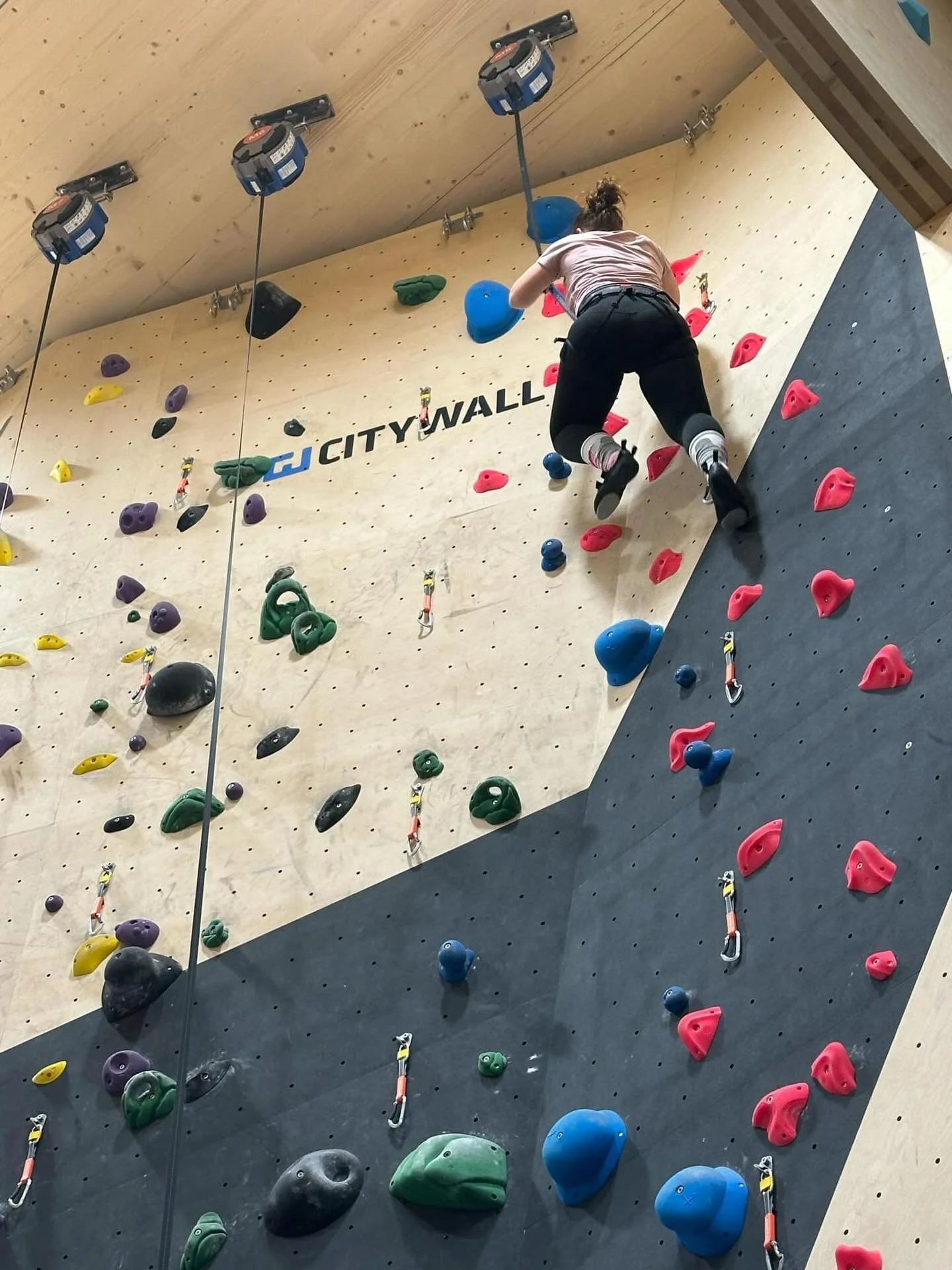 ❄️Vinterferie❄️ 

Trenger du og ungene &aring; f&aring; ut litt energi? 
Hva med en tur til ett av byens klatre senter? 🧗🏼 

Hos  Moss klatresenter  og @hoytundertaketmoss kan b&aring;de store og sm&aring; utfordre seg selv, musklene og h&oslash;yd