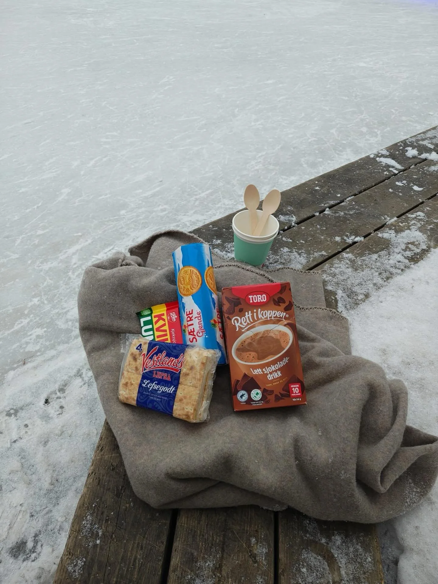 ❄️ Lyst til &aring; bruke dagen med barna, barnebarna, nev&oslash;er eller nieser? 

Hva med en kombinert ute/inne dag. 
F&oslash;rst en tur p&aring; byens fantastiske sk&oslash;ytebane, for s&aring; &aring; varme seg inne p&aring; byens museum etter