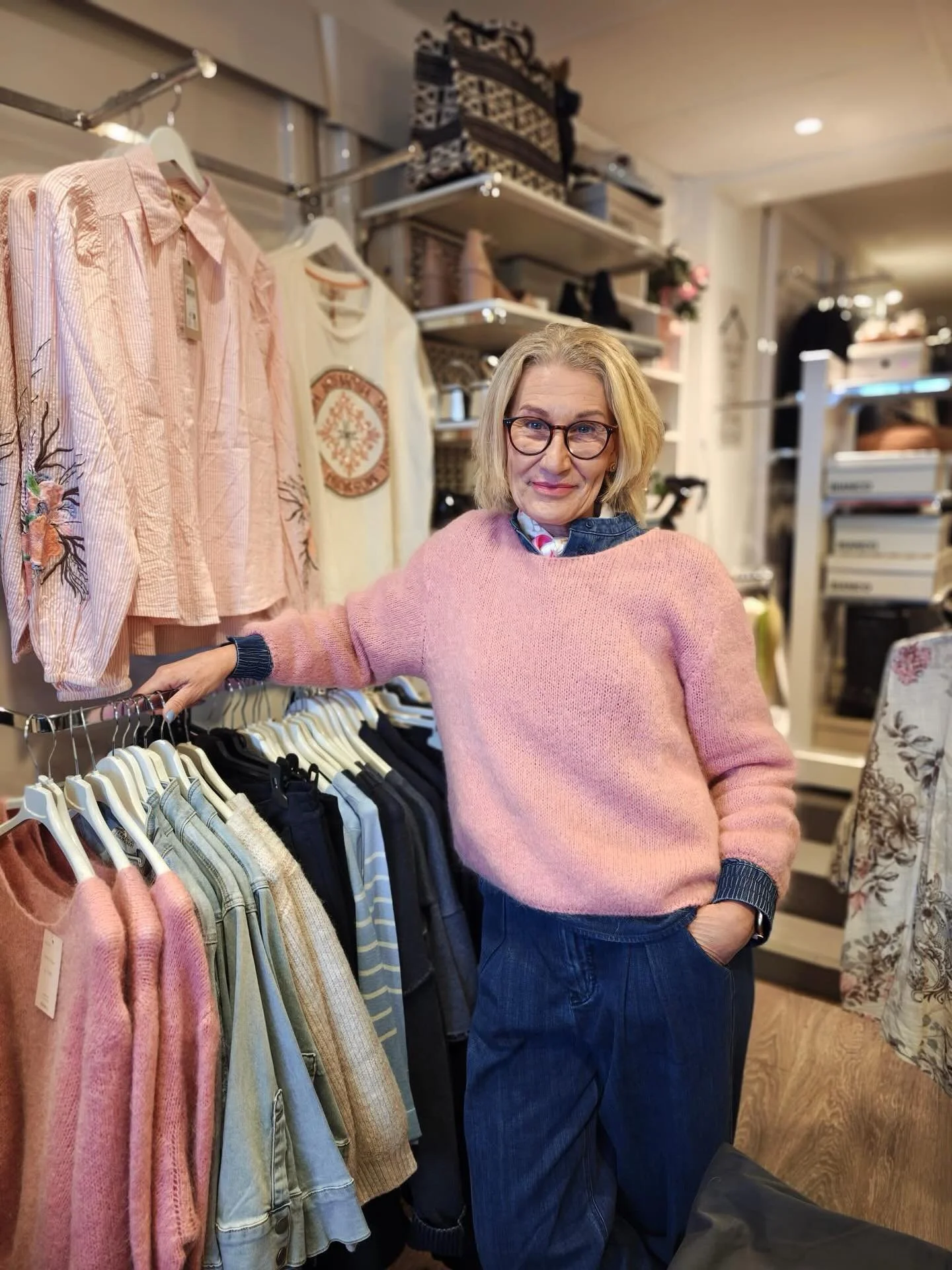 🌸V&aring;ren n&aelig;rmer seg, og butikkene fylles med deilige nyheter!🌸
Yvonne hos Mellers Hus  avsl&oslash;rer at denim i alle fasonger er sesongens store trend. Kombiner denim med en myk pastellfarge &ndash; gjerne rosa &ndash; og du treffer v&a