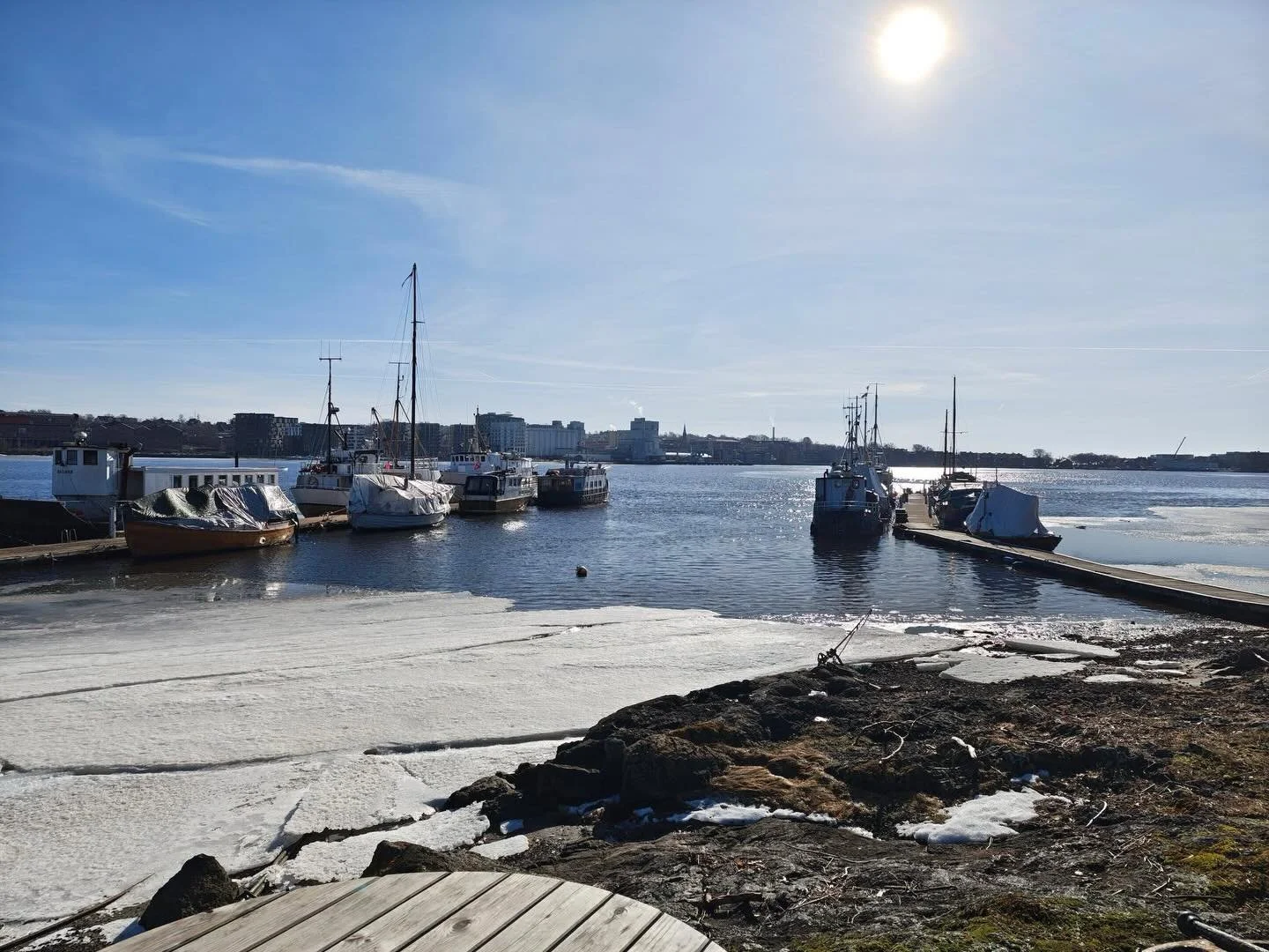 V&aring;ren er flott! Den deilige blandingen av rester av vinter og et h&aring;p om varme og sommer! 
Dette var en s&aring;nn dag! ☀️

Bildet er tatt fra Jel&oslash;y, ved Jel&oslash;y Kystlag sine lokaler! ⚓ Og i morgen kommer sola endelig p&aring; 