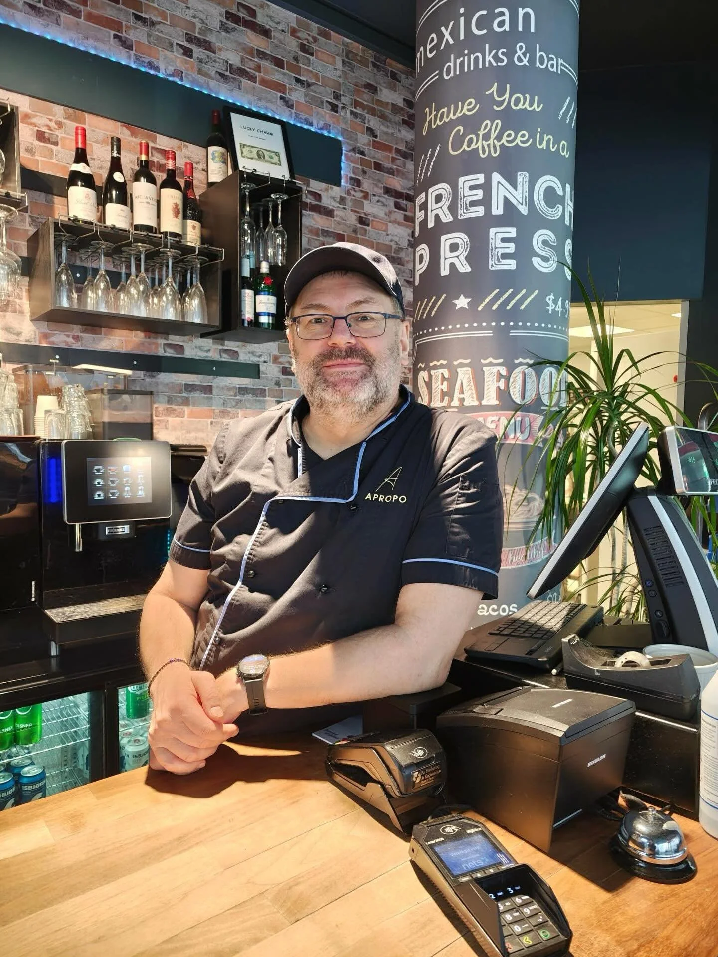 🌟Vi gleder oss over &aring; presentere m&aring;nedens lokale helt 🌟

Har du v&aelig;rt innom Apropo kaf&eacute; - restaurant i g&aring;gata? Da kjenner du helt sikkert igjen Alex &ndash; mannen som ALLTID m&oslash;ter deg med et stort smil og god s