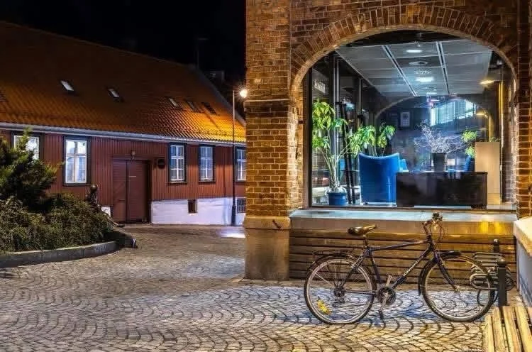 Velkommen til Moss⭐️
Hver gang du velger &aring; bruke sentrum bidrar du til at byen lever hele &aring;ret.&mdash; enten du handler i en butikk, spiser p&aring; restaurant, bes&oslash;ker byens sk&oslash;ytebane eller lekeplass, opplever byens kultur