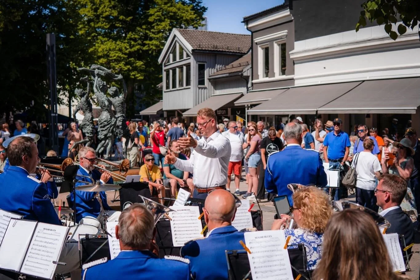 12-14 juni er det endelig klart for &aring;rets Mossedager i byen v&aring;r!
 &Oslash;nsker din bedrift, forening eller idrettslag &aring; ha stand disse dagene ta kontakt med oss p&aring; post@mossisentrum.no!
Under disse dagene kan du ogs&aring; op