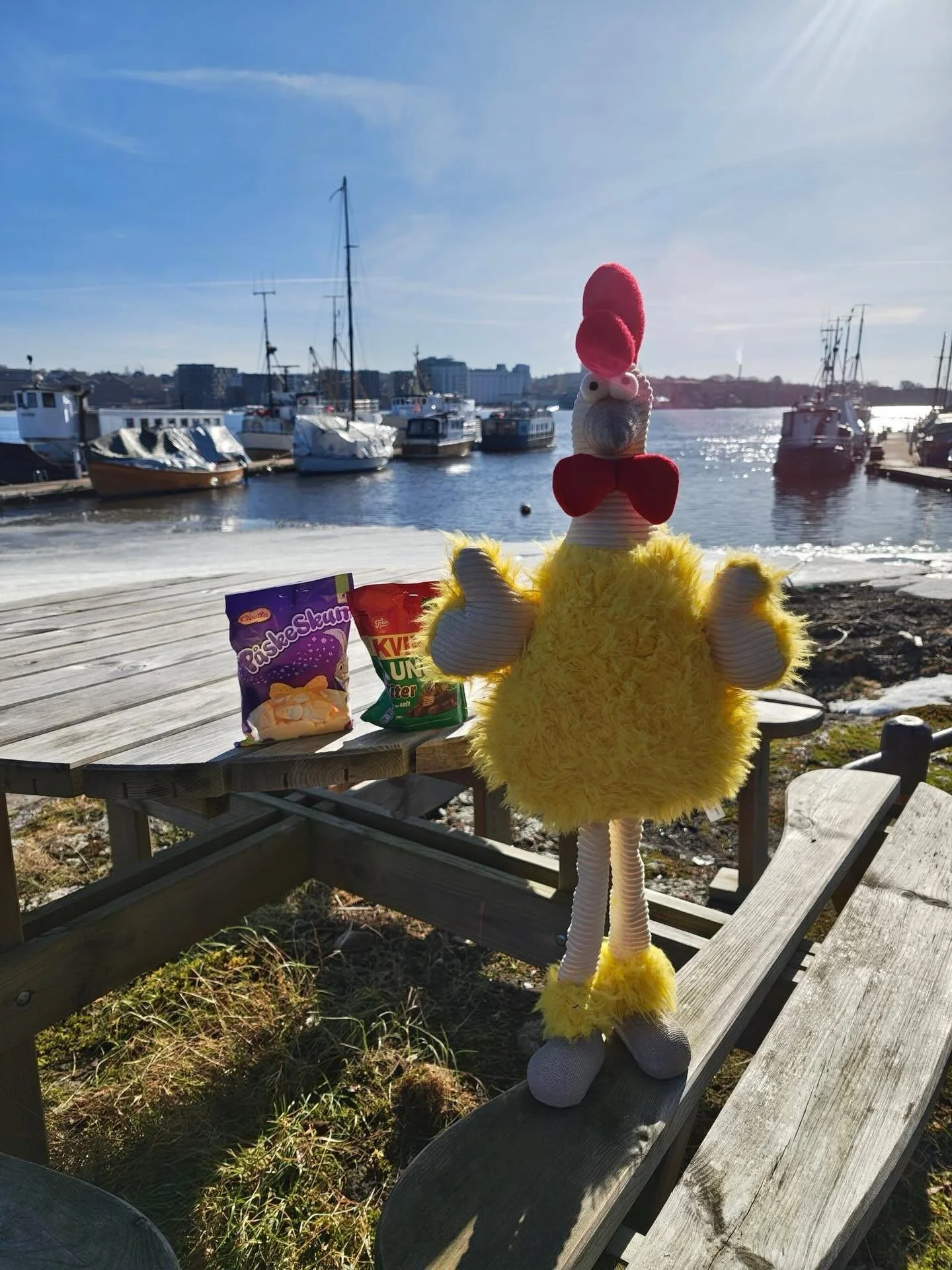 God 2. p&aring;skedag! 

Vi h&aring;per du f&aring;r en dag fylt med ro, god mat og fine &oslash;yeblikk, enten du er p&aring; fjellet, ved sj&oslash;en eller hjemme i byen. 🐣

#mossavis #byliv #elskermoss #mossisentrum #visit&oslash;stfold_official