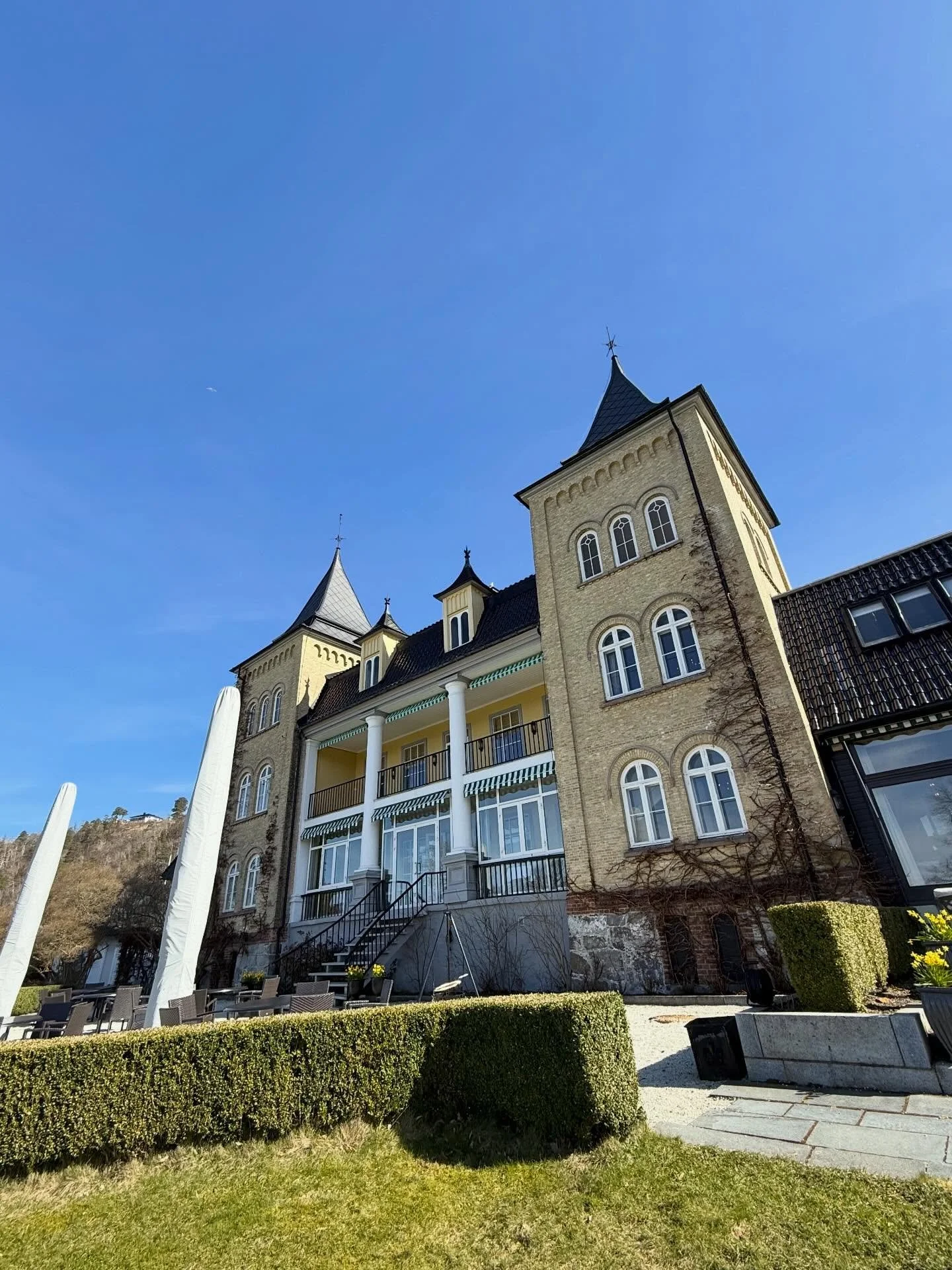 Moss har mange flotte hoteller og @refsnesgods  er et av dem⭐️ hva med &aring; legge v&aring;rens konferanse, sommerfesten, helgeturen eller lunsjen til noen av de flotte hotell perlene vi har?

#mossavis #byliv #elskermoss @visitostfold_official