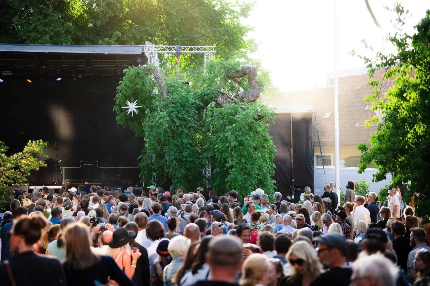 Gleder du deg ogs&aring; til dager som dette og @lysenettermoss 2026?

Vi lover god stemning og herlig musikk🎶

#mossisentrum #byliv #elskermoss