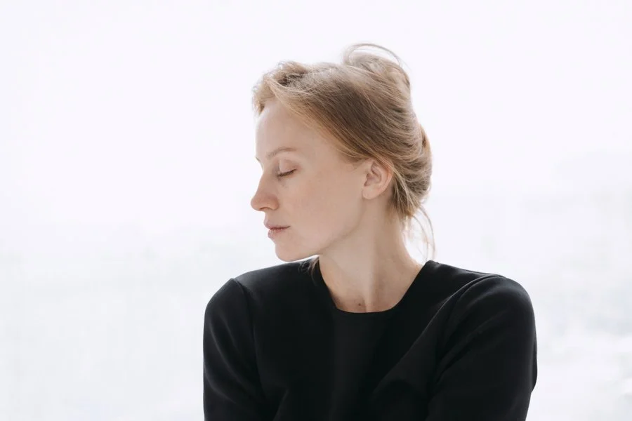 seitenprofil-einer-frau-mit-geschlossenen-augen-stille-gabriele-schmaeh.jpg