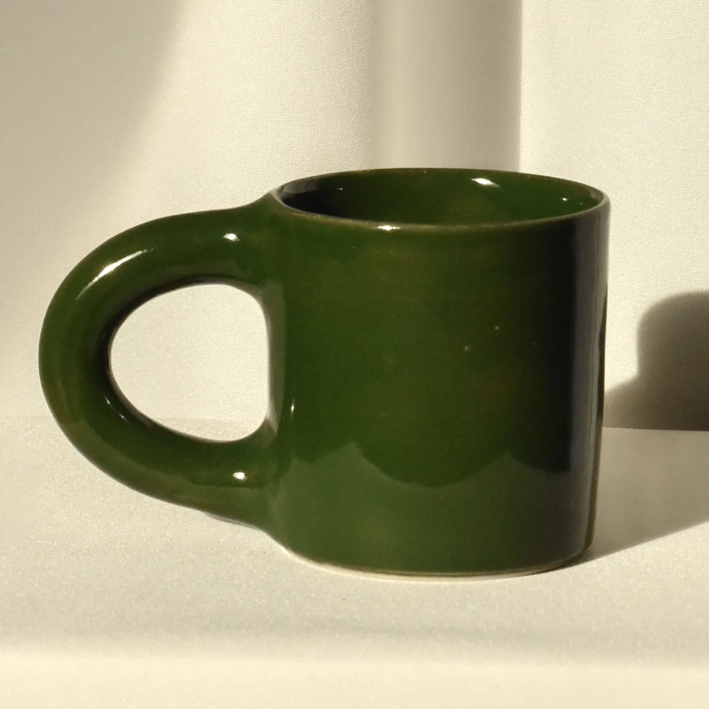 L'imperfection des courbes du Mug Parfait, qui se pose confortablement entre vos mains