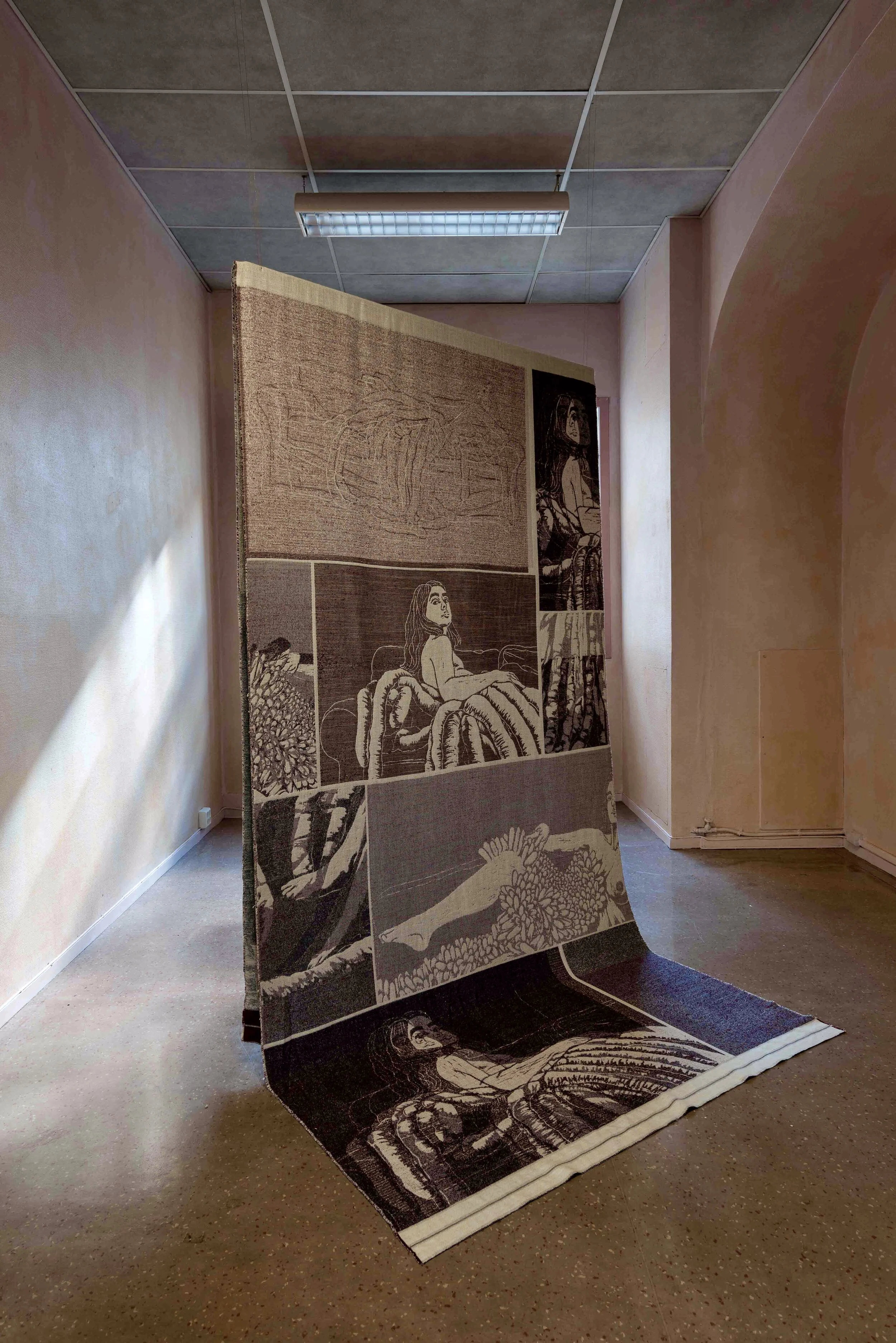 Hybrider tillbakalutad i bara mässingen / Reclining female (hybrid) nude

2020
Digital Jacquardväv, speglar, metallrör, spännband
150x520 cm