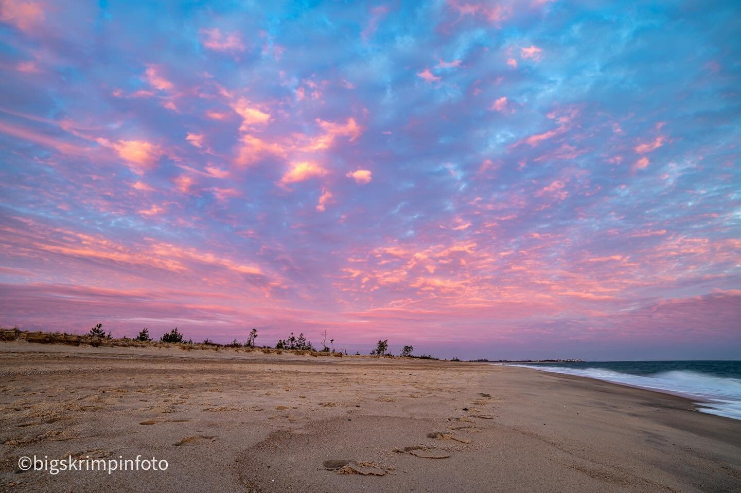 Backside of sunset, cotton candy everywhere&hellip; East Beach, RI  12/28/22
&bull;
&bull;
www.bigskrimpinfoto.com
&bull;
&bull;
#ig_rhody #ig_rhodeisland #rhodeisland_igers #rhodeisland #rhodeislandphotographer #naturalrhodeisland #southcountyri #40