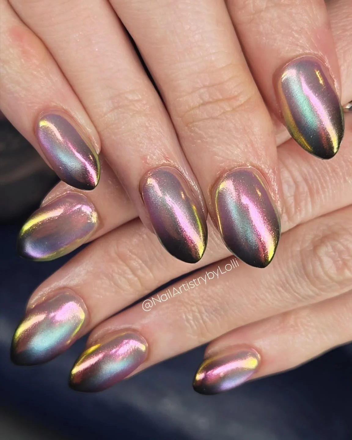 Cat eye, chrome AND ombre ? Name me a better trio.
@homeofnailart 
Pure foundation naked
Silky cat eye
@magpie_beauty 
Anona chrome