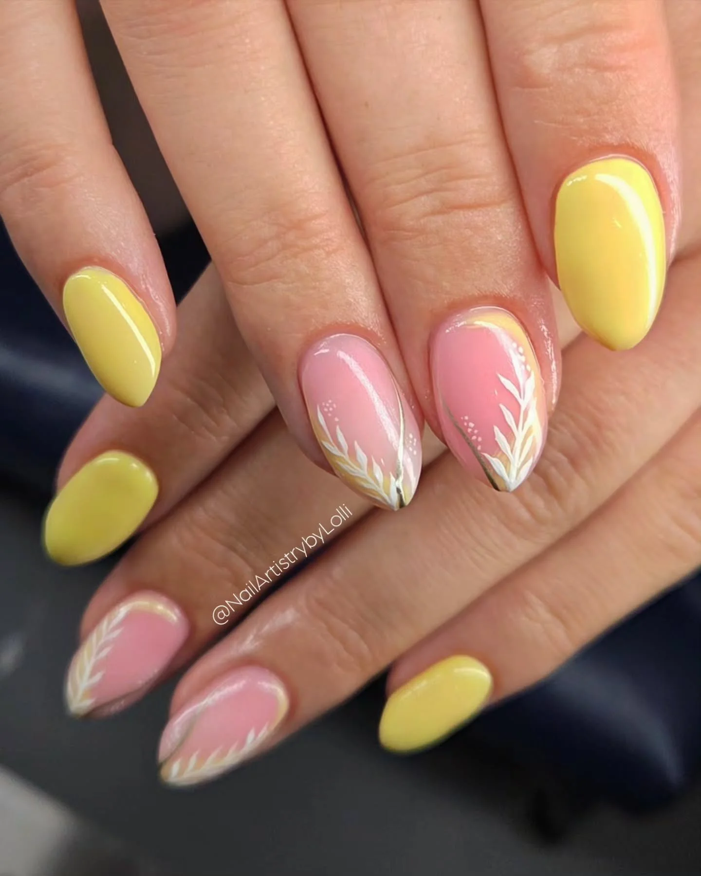 Sunshine florals πΌ
@homeofnailart 
Sugar true foundation
White detail paint
Mirror gold detail paint
Super shine
#nailartist #nailitdaily #nailitpro #scratchmagazine #gelnails #gelnailart #nailtechnician #gelpoli