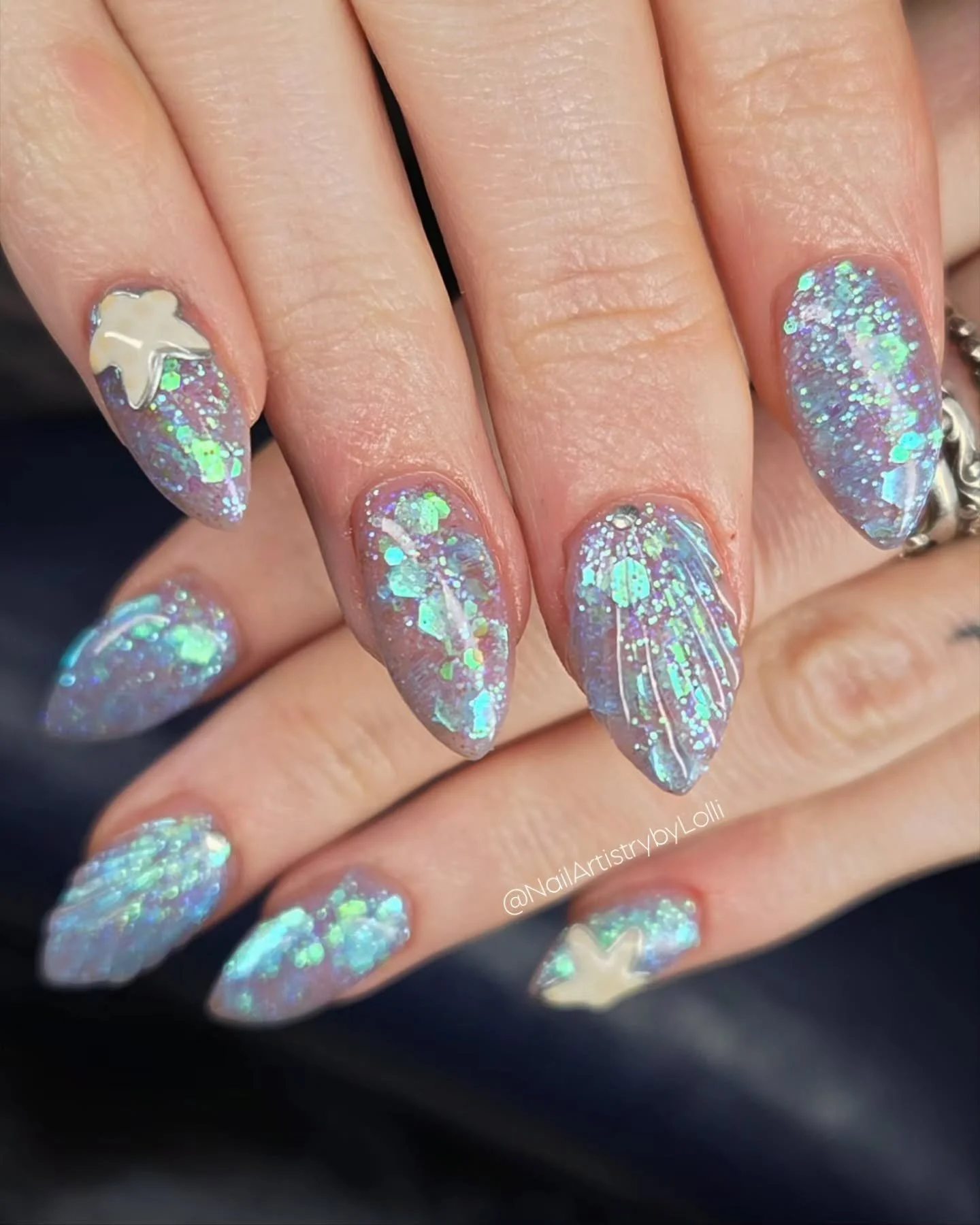 My spooky girlie went sparkly girlie for her holiday π
@homeofnailart 
True foundation
Mirror silver detail paint
@lightelegance.uk 
Once upon a tide P+ gel polish
#nailartist #nailitdaily #nailitpro #scratchmagazine #gelnails